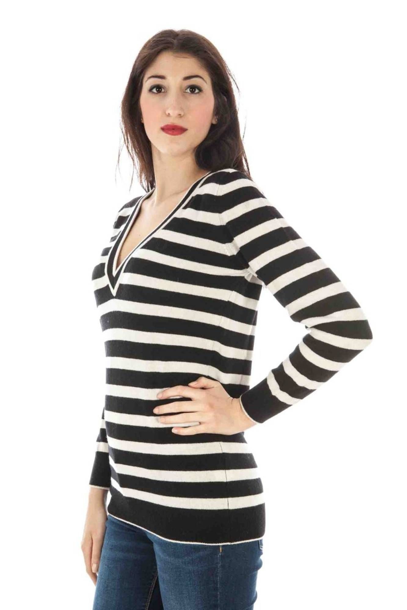 Fred Perry Strickpullover Eleganter Damenpullover in Schwarz mit V-Ausschnitt und Logo-Detail