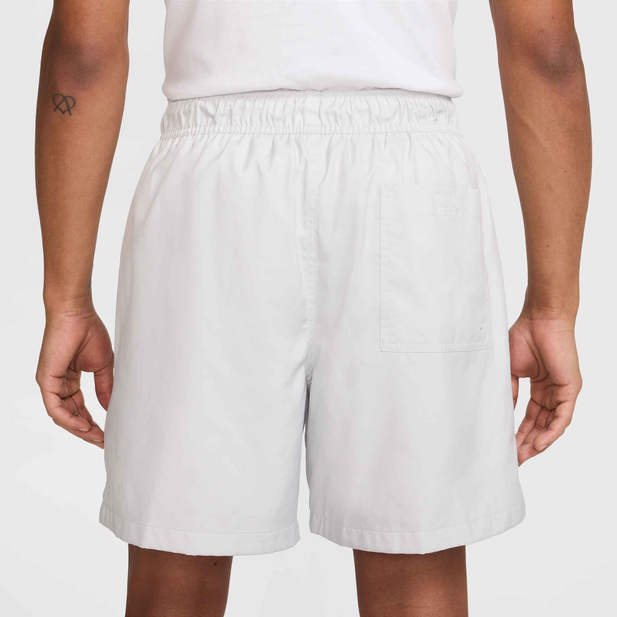 Nike Sportswear Shorts Nike Club Men's Woven Flow Shorts mit Eingrifftaschen und Gesäßtasche, schnell trocknend, pflegeleicht