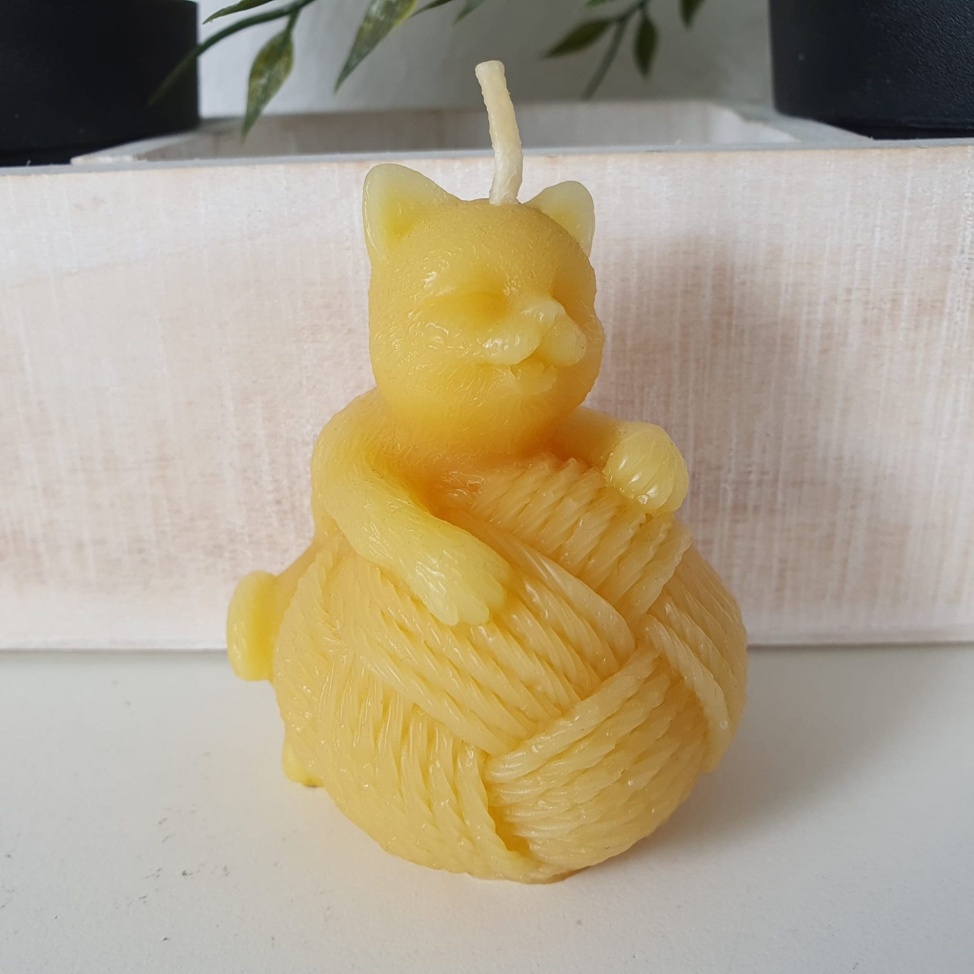 Aspinaworld Bienenwachskerze Katzen Kerze mit Wollknäuel 7 cm natur – aufgerichtet (1-tlg)