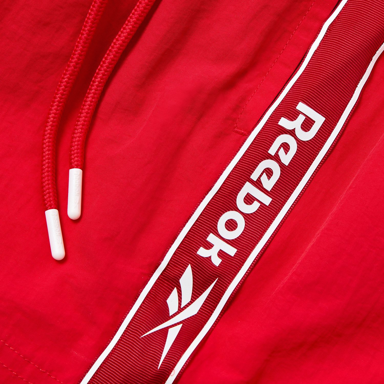 Reebok Badeshorts Tanner mit seitlichen Taschen und Logoschriftzug – Bild 5 von 5