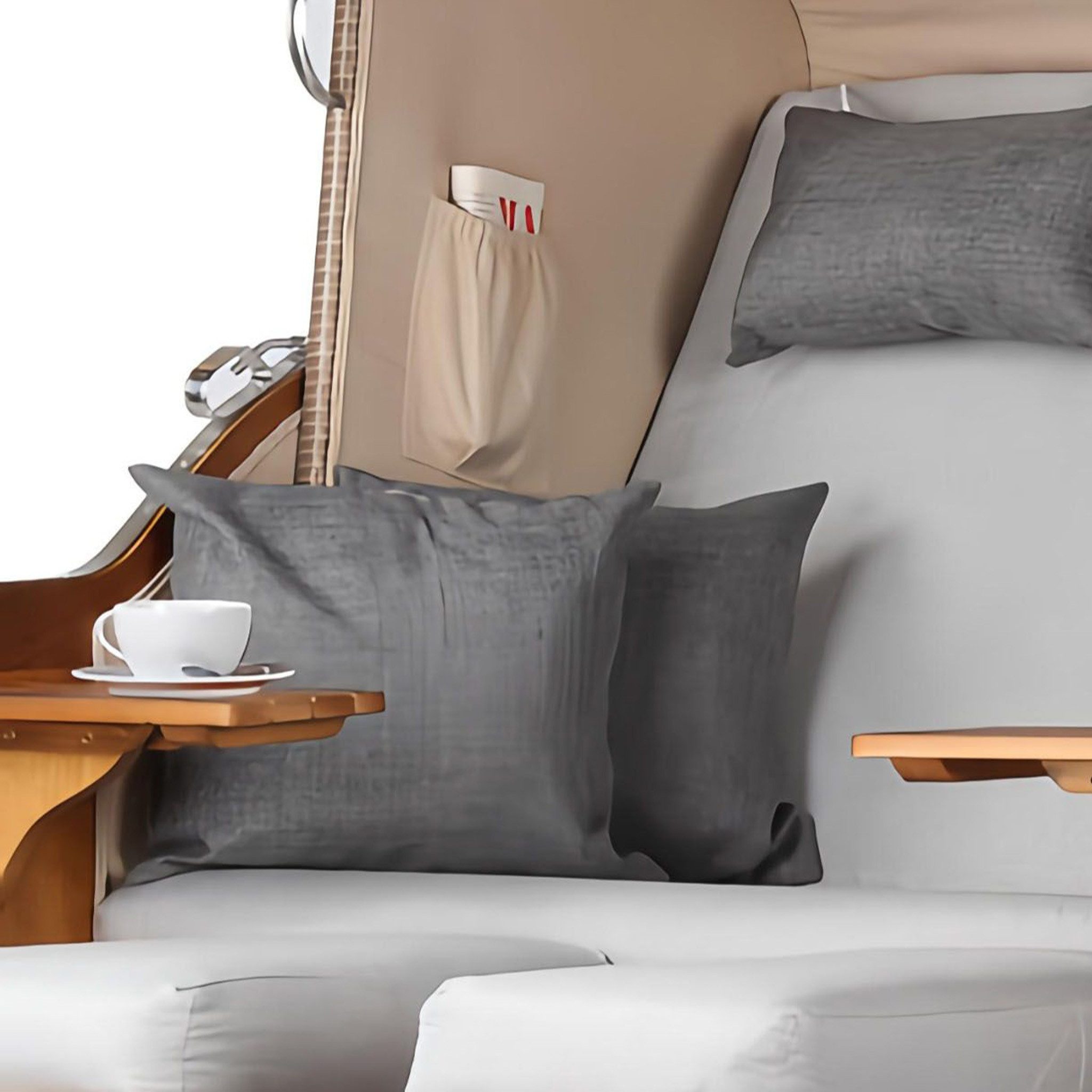 bene living Strandkorb Schleswig Pinie 2-Sitzer - PE mokka - Modell 559, BxTxH: 120x80x160 cm, Volllieger, Ostsee-Strandkorb, (Strandkorb-Komplettset, 4-tlg., Strandkorb, Schutzhülle, Doppellenkrollen und Glas-/Becherhalter), inkl. Windschutzfolie, Bistrotischen und bequemer Polsterung
