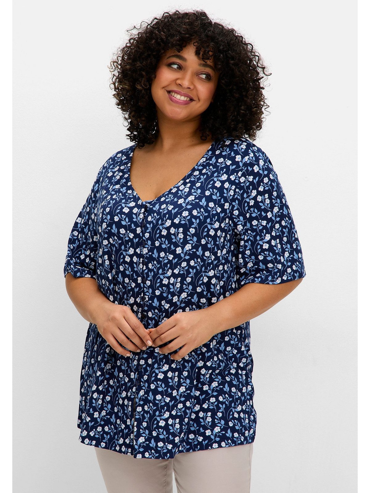 Sheego T-Shirt Große Größen mit Blümchenprint und Knopfleiste