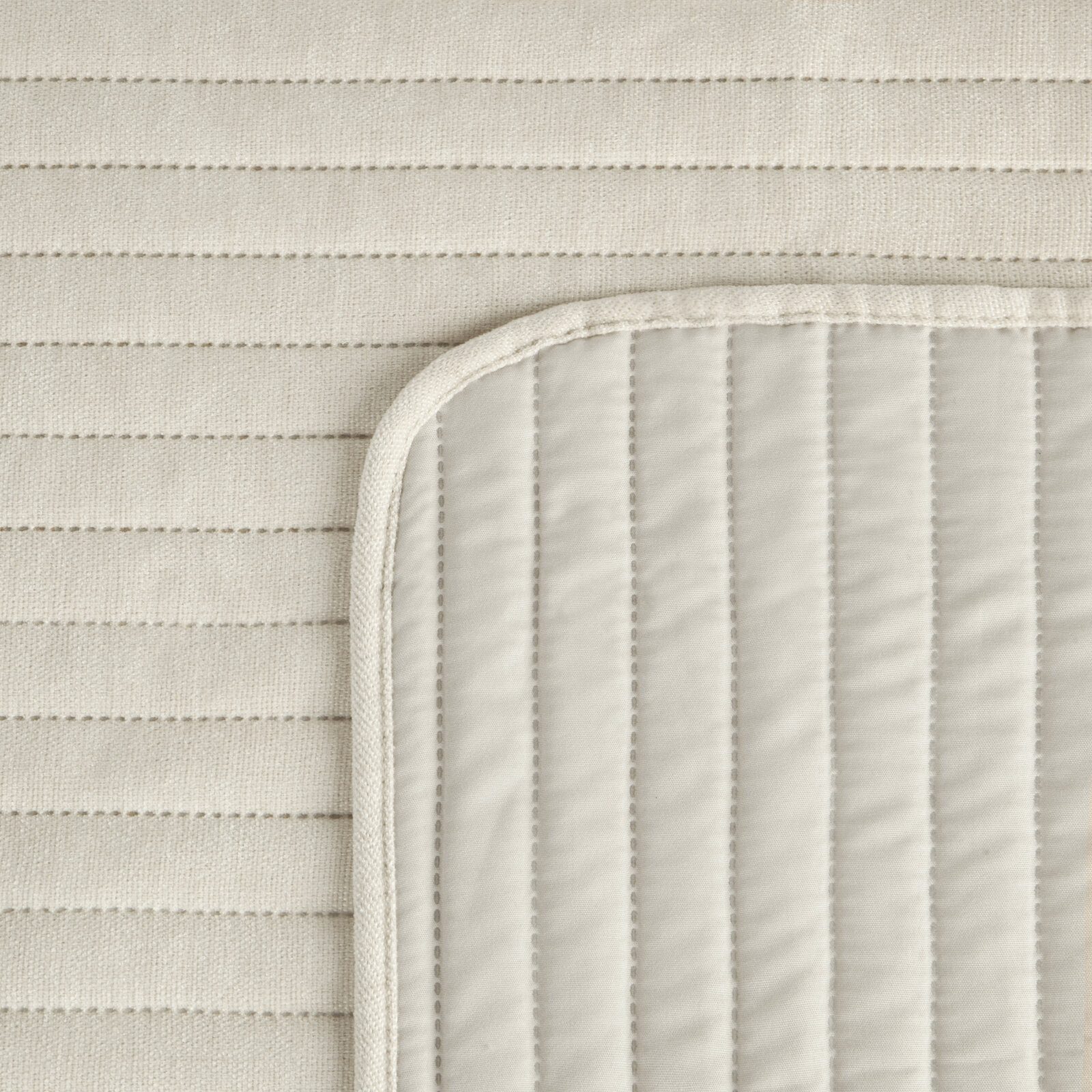 Eurofirany Tagesdecke GLORY – klassische Eleganz im modernen Stil, Gesteppter Überwurf, für Doppelbett, Streifenmuster, minimalistisch