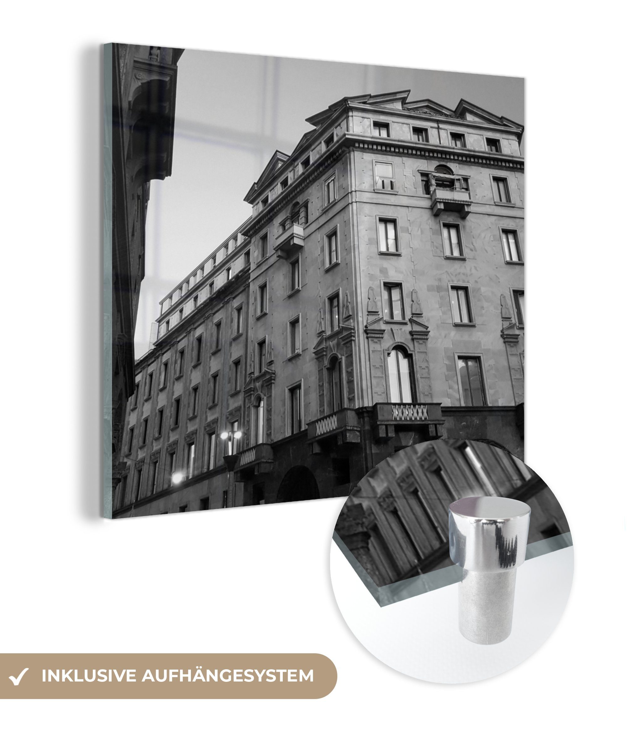 MuchoWow Acrylglasbild Schwarz-Weiß-Bild einer Gebäudefassade auf der Piazza Meda in Mailand, (1 St), Glasbilder - Bilder auf Glas Wandbild - Foto auf Glas - Wanddekoration