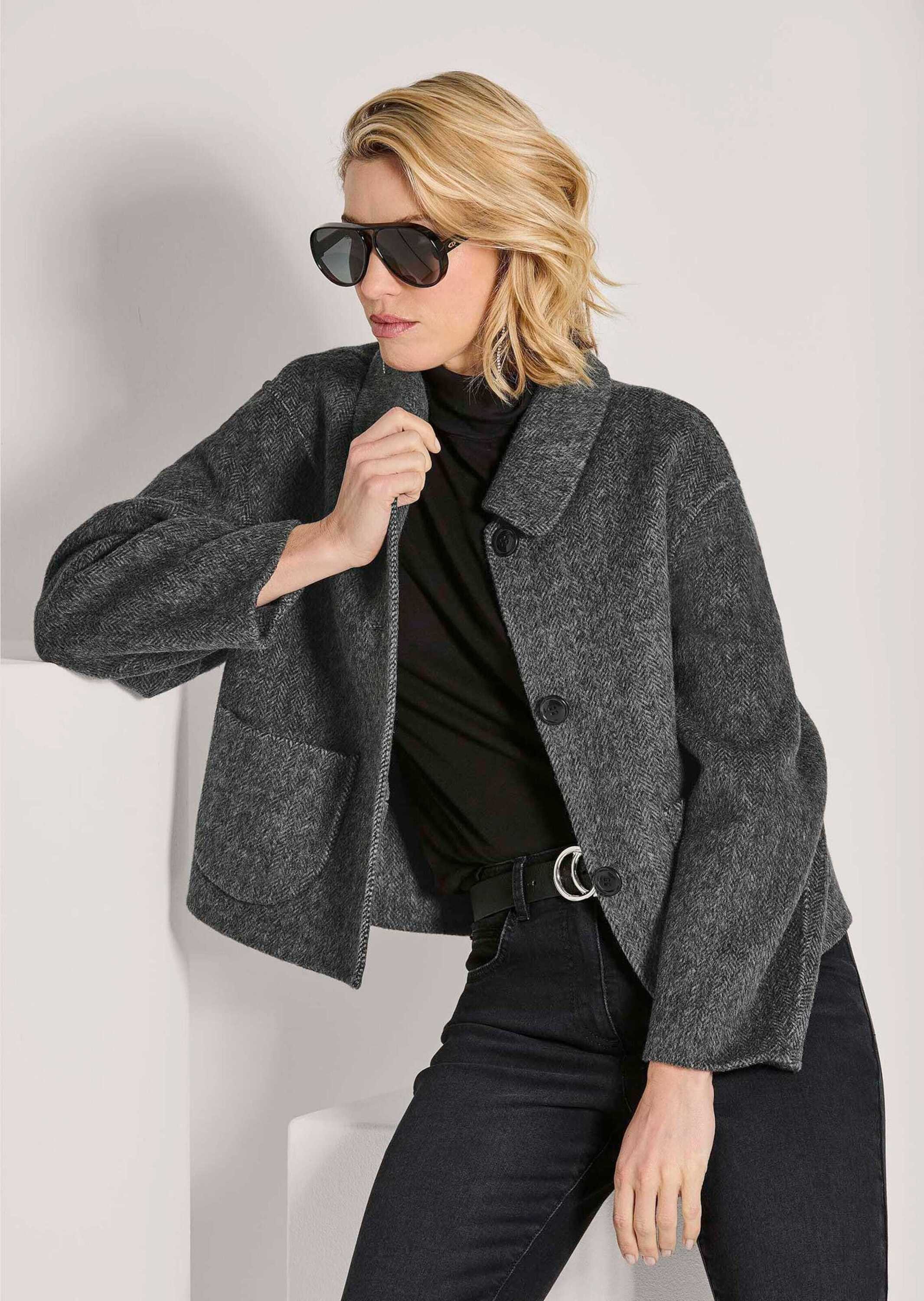 MADELEINE Outdoorjacke Elegante Jacke für kühle Tage Kurzmantel mit Fischgratmuster, Stehkragen und langen Ärmeln