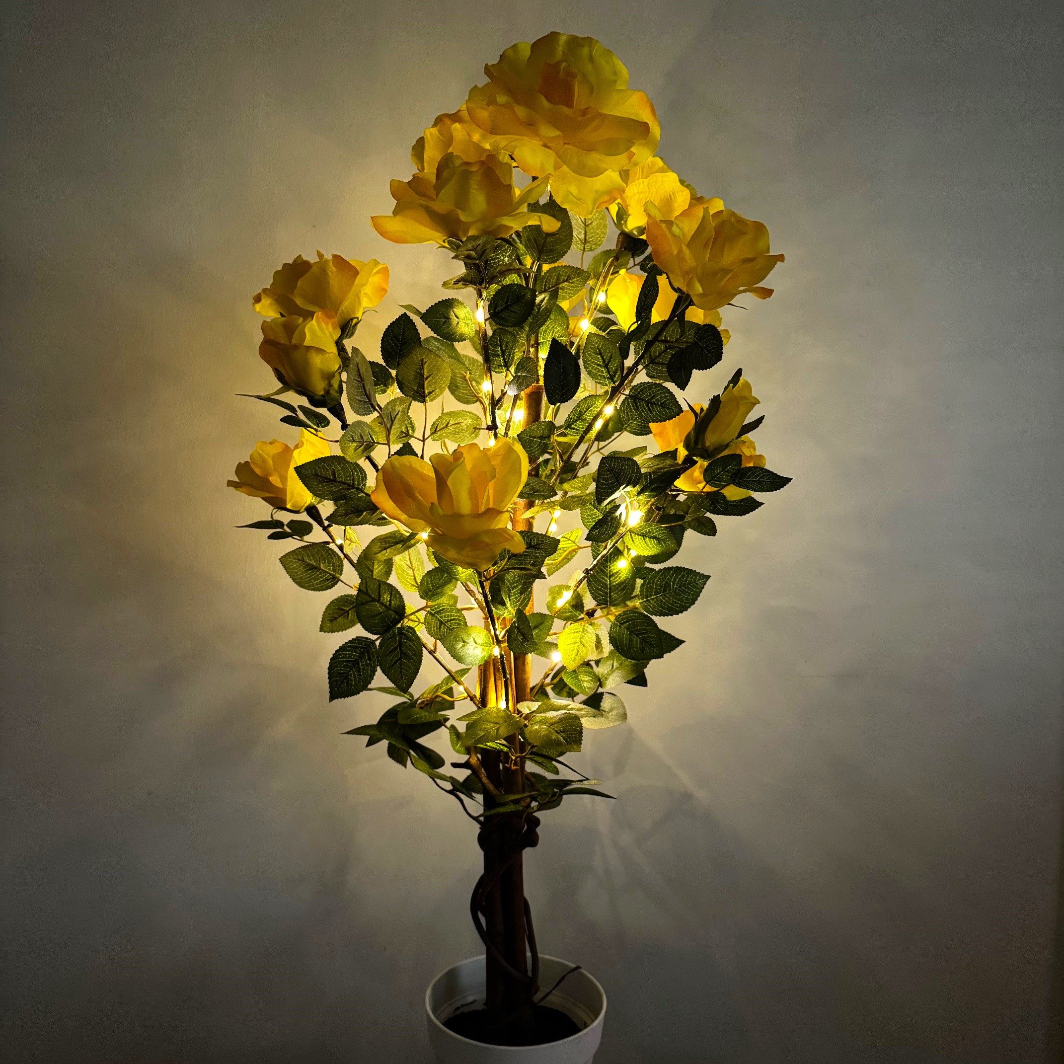 Kunstblume Rosenbaum mit LED-Lichterkette - Künstliche günstig online kaufen