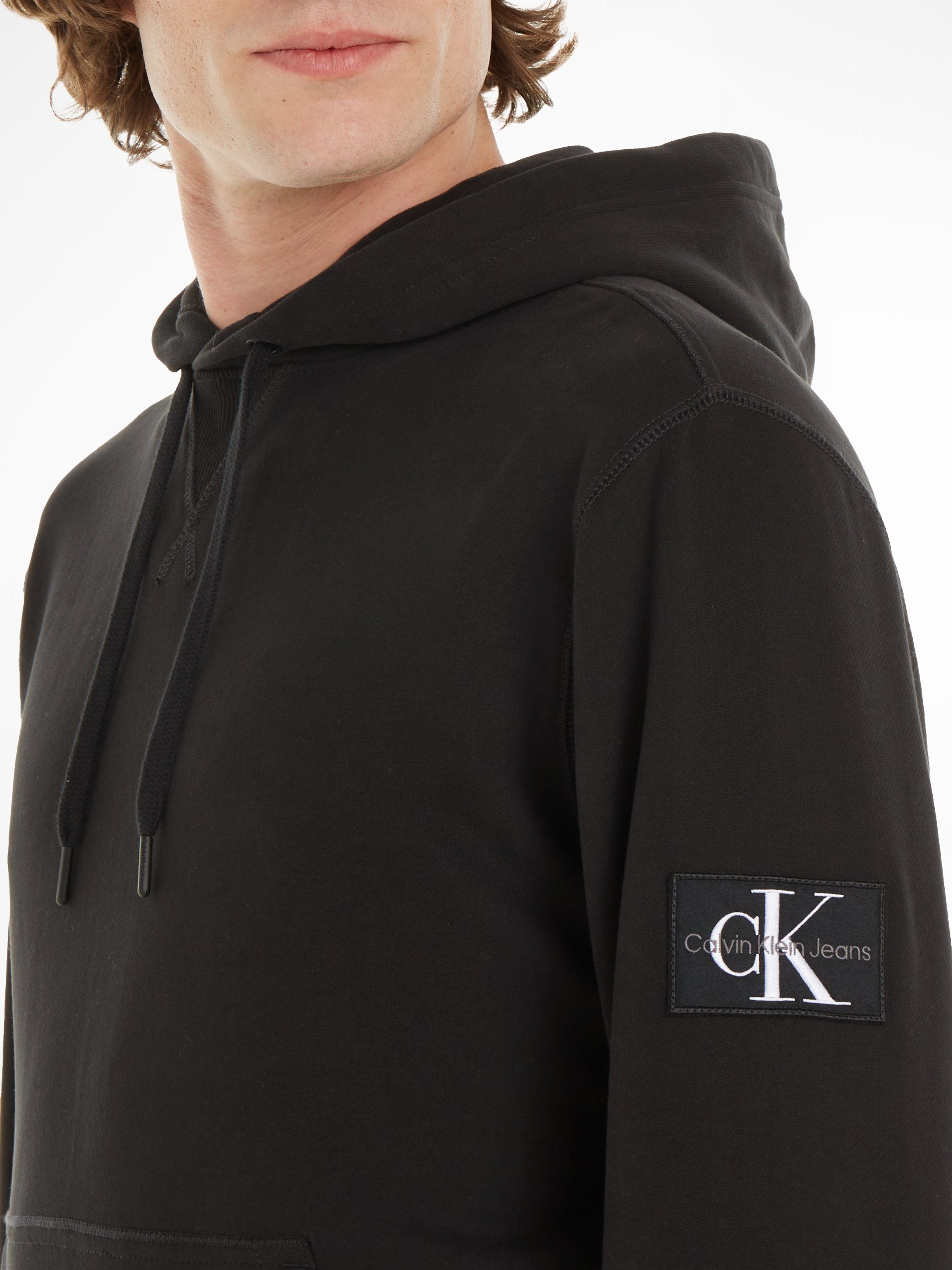 Jeans Klein BADGE Calvin Kapuzensweatshirt HOODIE Logopatch mit schwarz