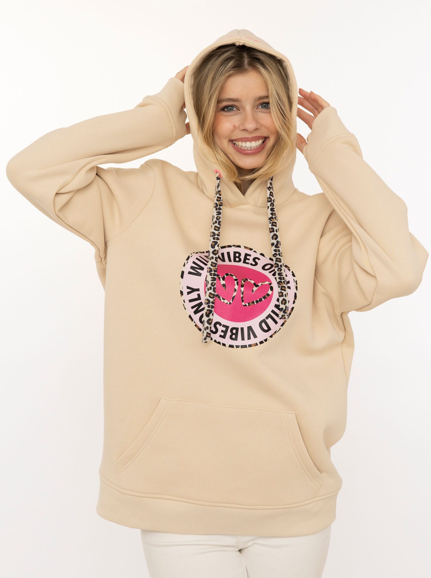 Zwillingsherz Hoodie "Wild Vibes" runder Druck, Leo Details, Stickerei auf Kapuze, Fronttasche