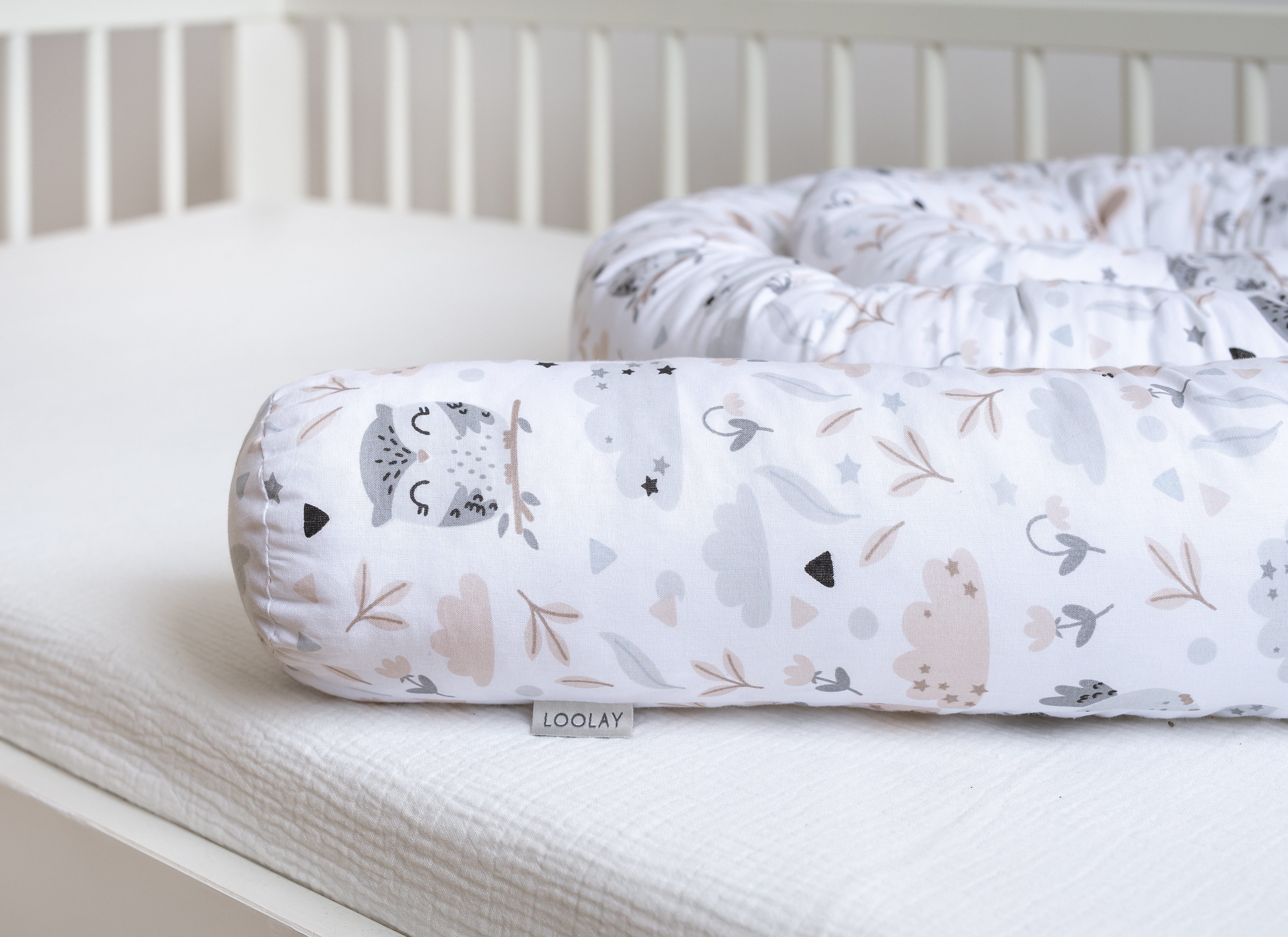 Loolay Nestchenschlange HASE EULE Beige Weiß Baumwolle Multifunktion PREMIUM Bettschlange, (Bettumrandung Krabbeldecke Babybett Umrandung Schlange Bett Kopfschutz, Zierkissen Bettrolle Dekokissen Zugluftstopper - Super GESCHENK), LOOLAY® - 100% Europäische Stoffe und Kleinserien-Nähen!