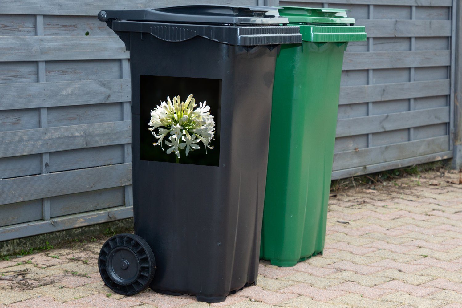 Mülleimer-aufkleber, vor Hintergrund Wandsticker einem (1 Mülltonne, Ein Abfalbehälter Agapanthus weißer blühender Sticker, MuchoWow dunklen St), Container,