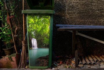 MuchoWow Wandsticker Das azurblaue Wasser mit einem Wasserfall im thailändischen (1 St), Mülleimer-aufkleber, Mülltonne, Sticker, Container, Abfalbehälter
