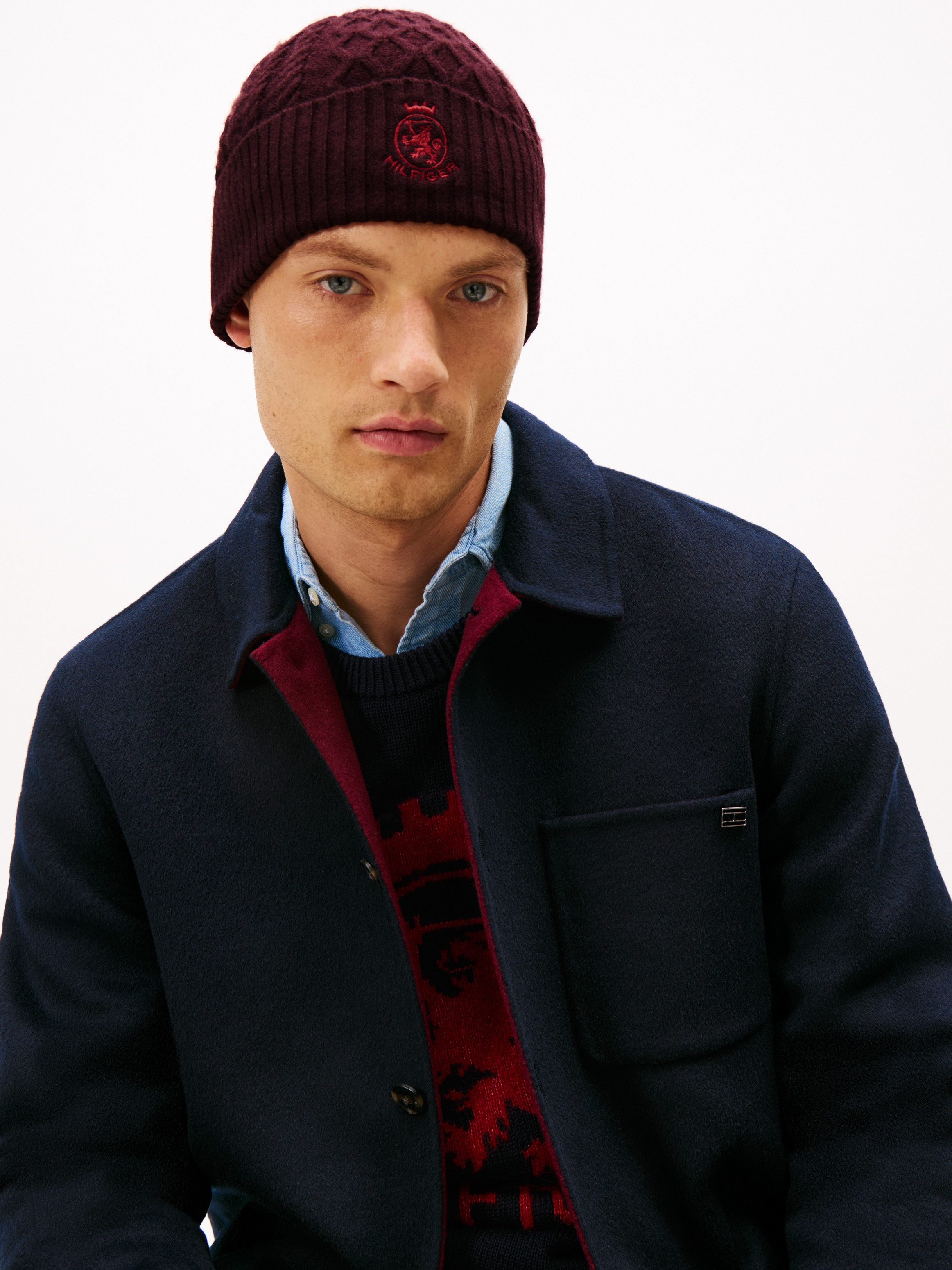 Tommy Hilfiger Beanie TH CREST KNIT aus Wollmix mit Zopfstrickmuster, TH-Wappen – Bild 4 von 4