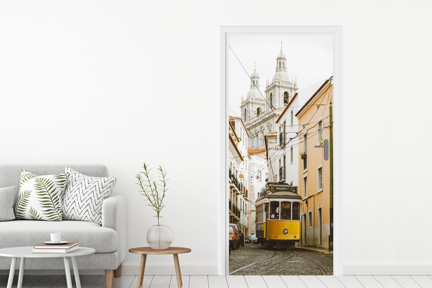 Die Tür, Türtapete Türaufkleber, St), bedruckt, Lissabon, 75x205 fährt gelbe Matt, Straßenbahn cm MuchoWow Fototapete berühmte (1 durch für