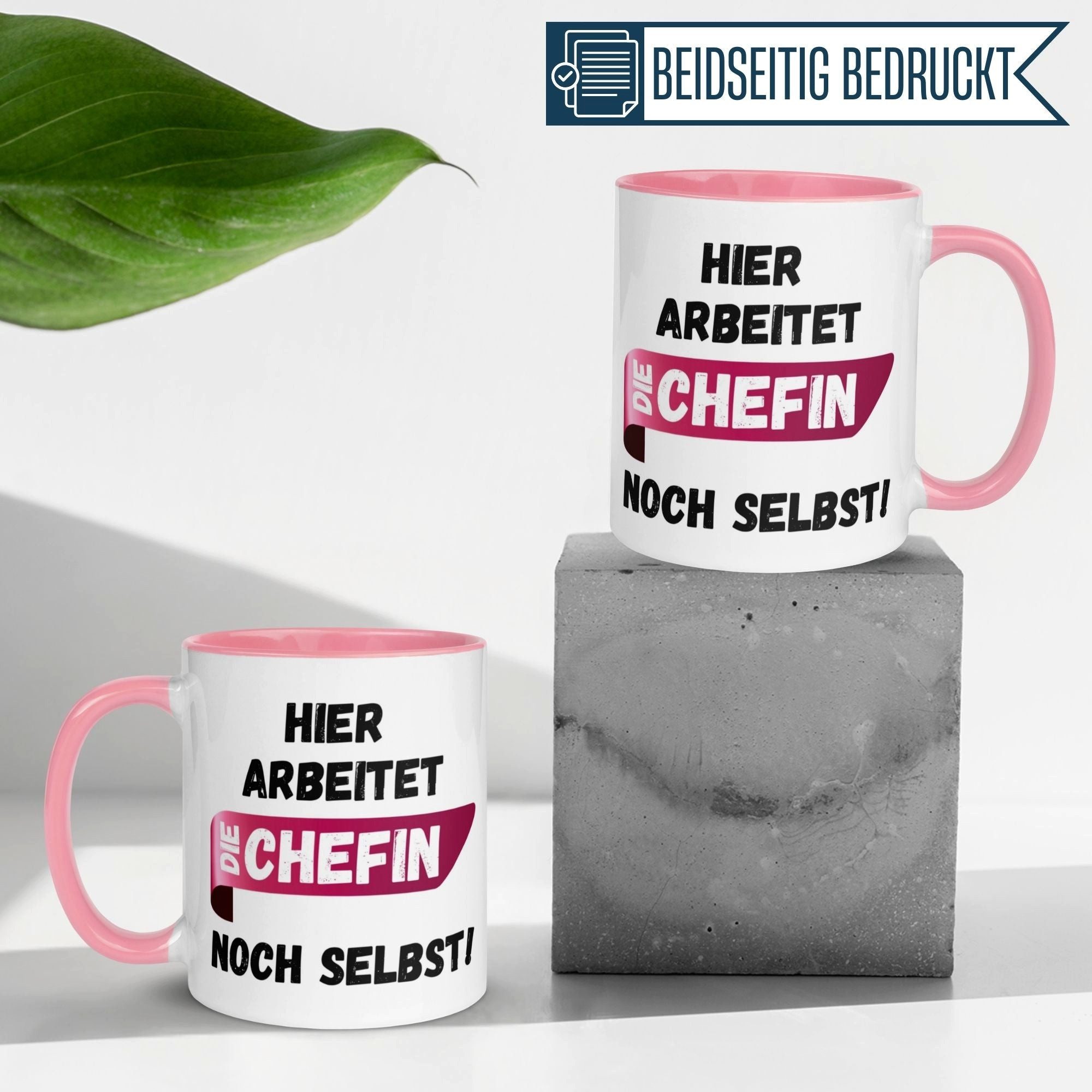 Momentals Tasse Chefin – Hier arbeitet die Chefin noch selbst – Geschenk Beste Chefin, Gratis Versand · Links-&Rechtshänder · Spülmaschinenfest