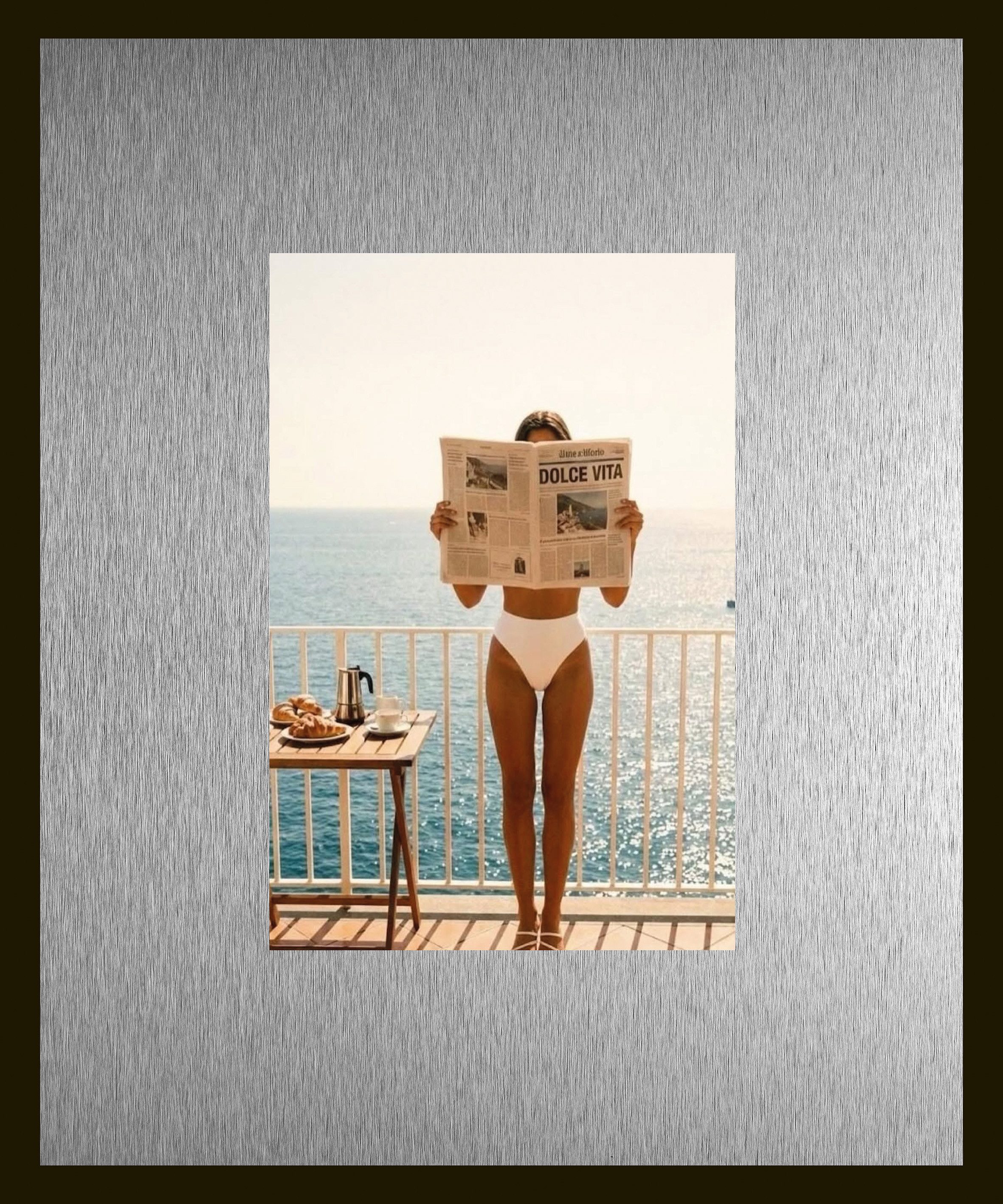 queence Bild Trend Wandbild, Wandkunst, Kunstdruck "Sommer in den 60igern", Fashion, Frau, Meer (1 St), inkl. Passepartout aus hochwertigem Aluminium und schwarzem Rahmen