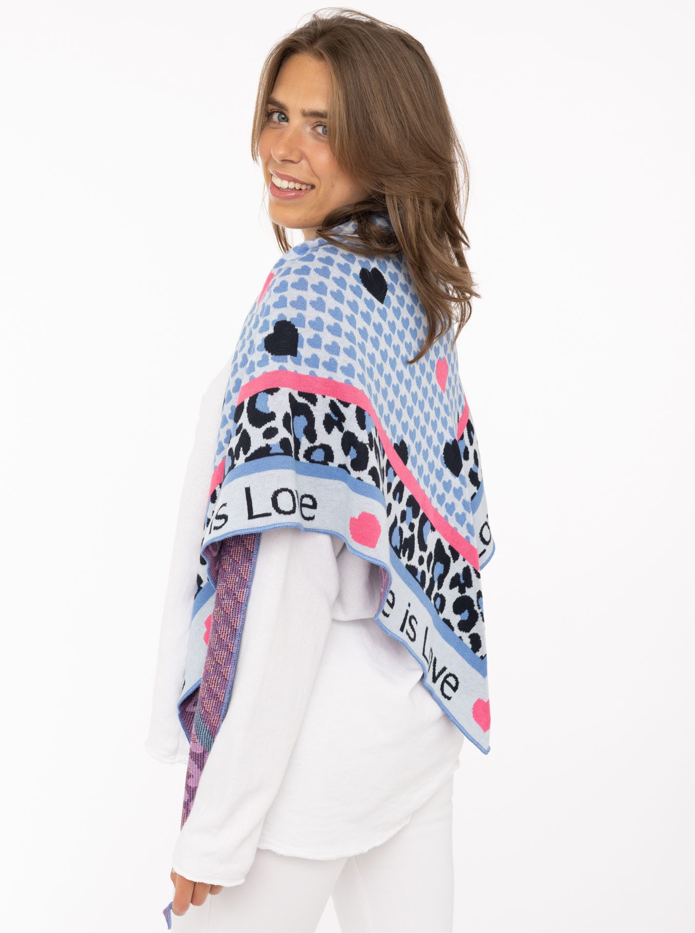 Zwillingsherz Dreieckstuch Love is Love, Feinstrick, Schriftzug, Animal-Muster, wärmend