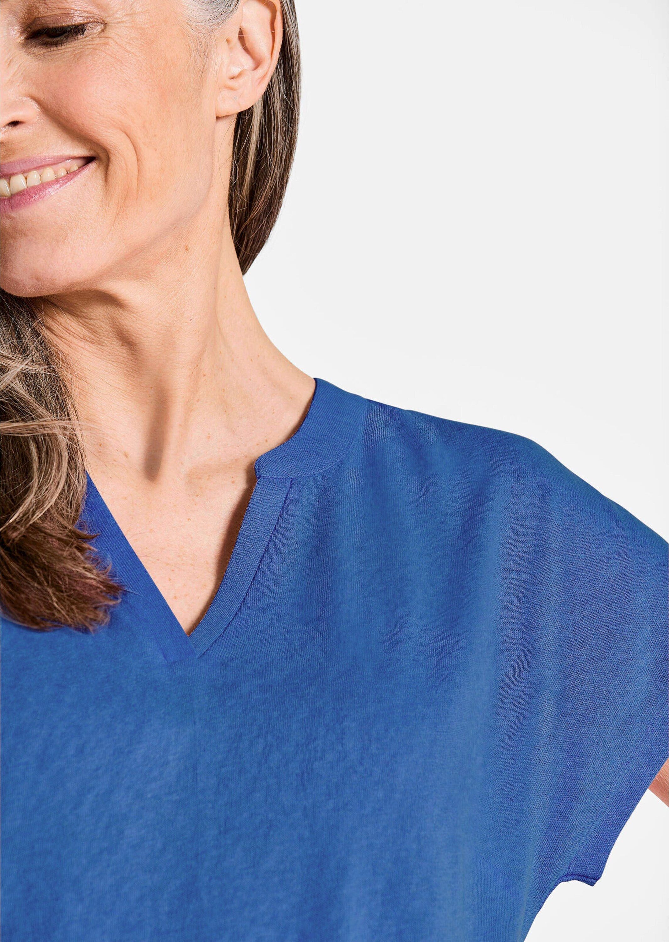 GOLDNER T-Shirt Luftiges Basicshirt mit V-Ausschnitt Strukturierter Jersey, V-Ausschnitt, Basic-Länge, Kurzarm