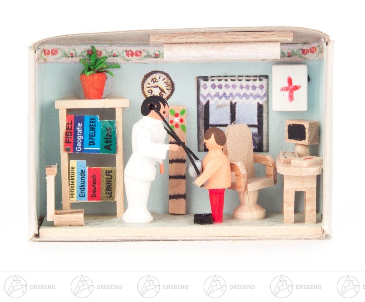 Dregeno Erzgebirge Weihnachtsfigur Miniatur Zündholzschachtel Arzt Breite x Höhe ca 5,5 cmx4 cm NEU, für Setzkasten | Dekofiguren