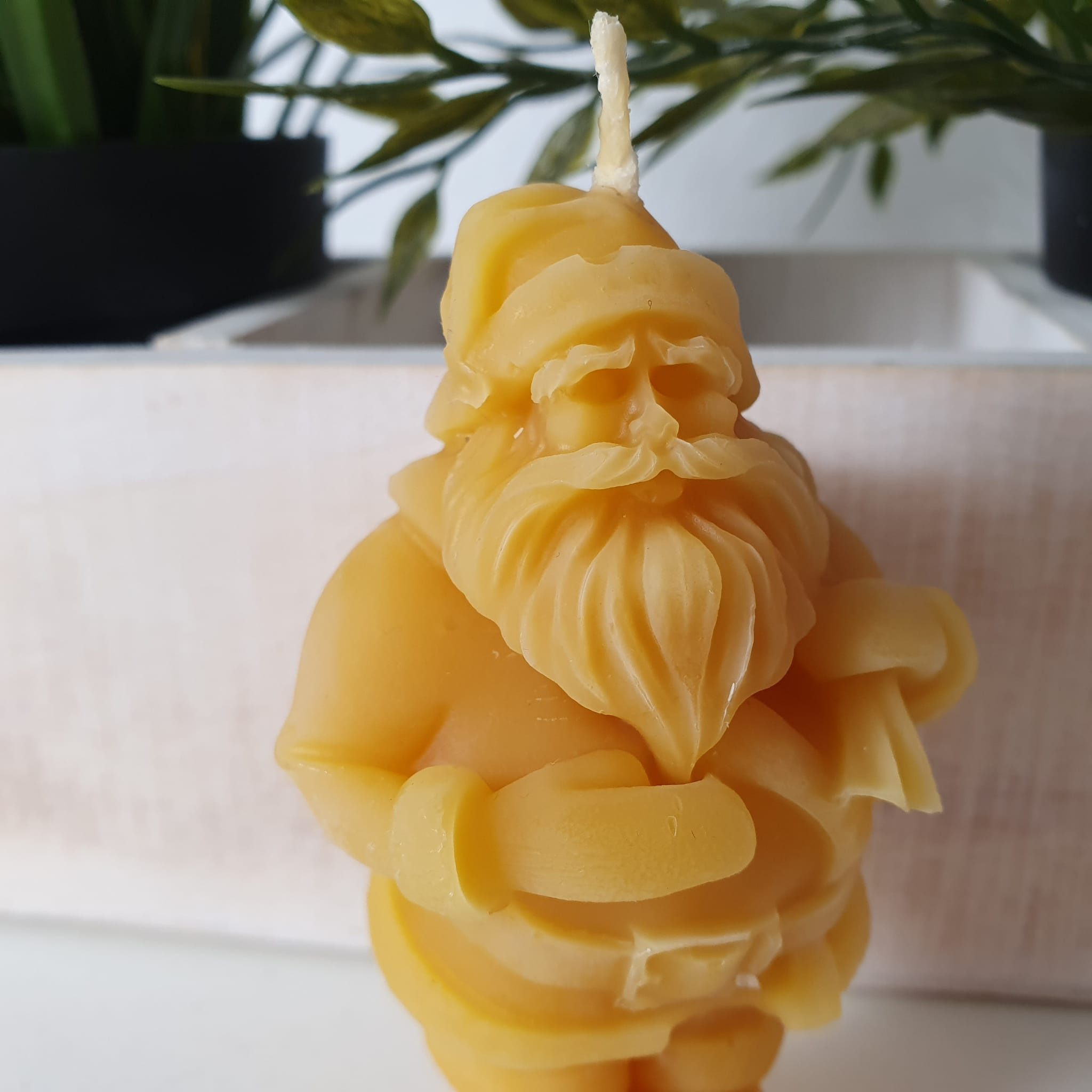 Aspinaworld Bienenwachskerze Weihnachtsmann Kerze mit Sack 9 cm – Kerze aus Bienenwachs