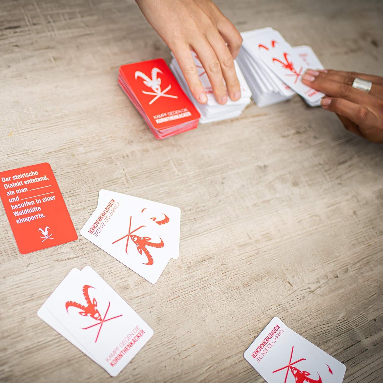 Kampfhummel Spiele Spiel Kampf gegen die Korinthenkacker, Partyspiel für Erwachsene ab 16 Jahre, Lustiges Kartenspiel für Österreicher, Schwarzer Humor, 3 - 10 Spieler