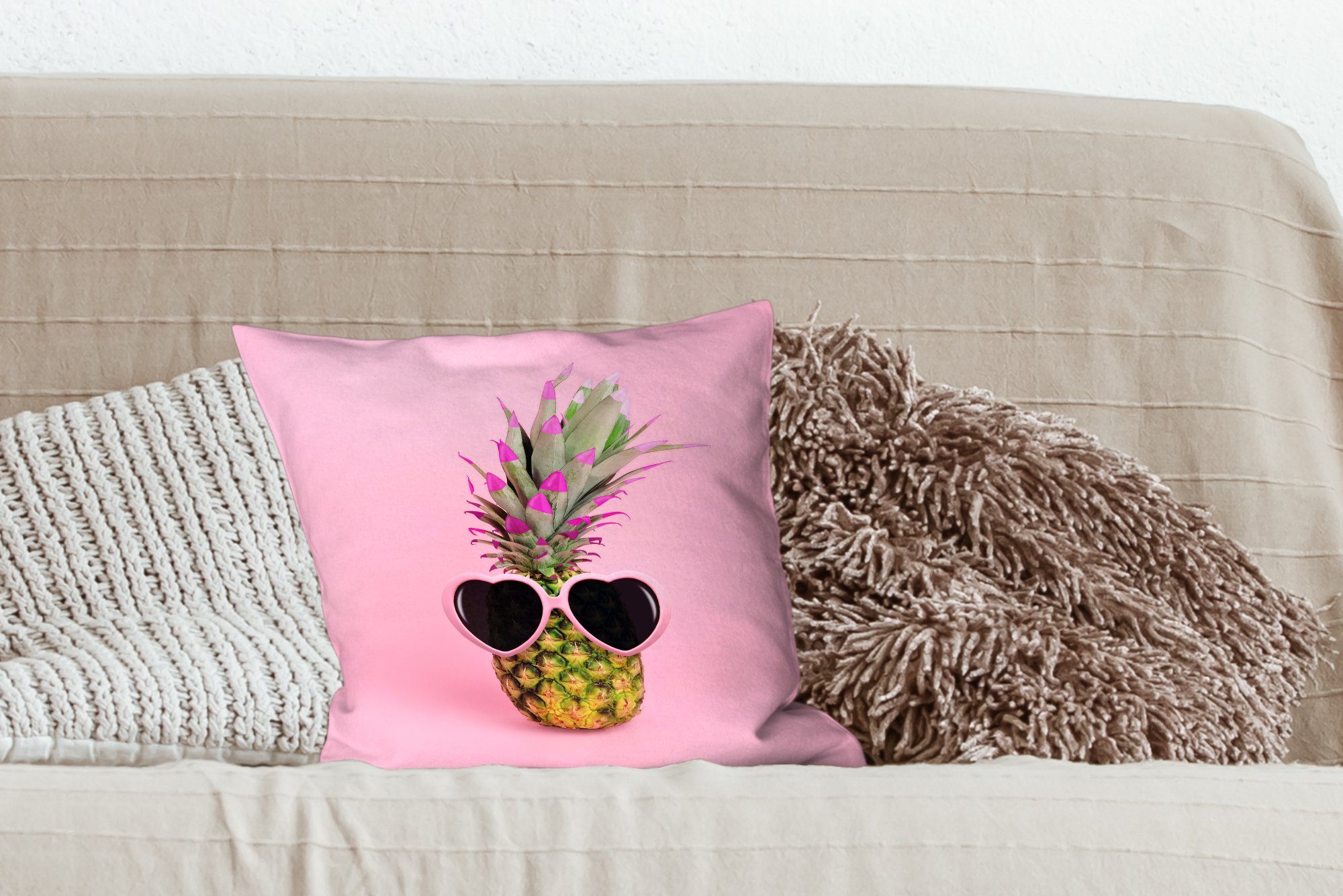 Eine Deko, mit Ananas für Wohzimmer, MuchoWow mit Schlafzimmer, Hintergrund Sofakissen rosa Dekokissen vor Sonnenbrille, Zierkissen Füllung einem
