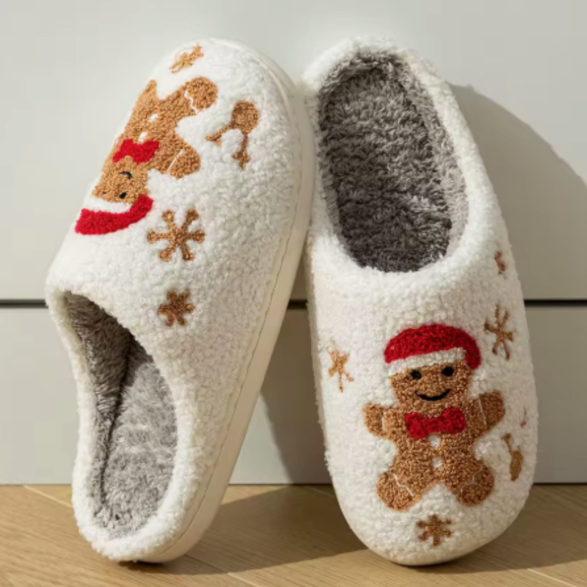 NEXORA Weihnachtliche Hausschuhe mit Lebkuchenmann – Plüsch Hausschuhe Plüsch Hausschuhe kuschelige Hausschuhe im weihnachtlichen Design