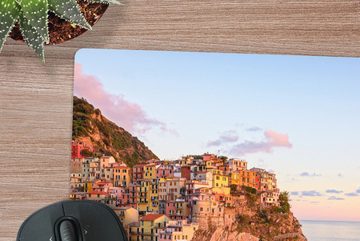 MuchoWow Gaming Mauspad Eine orangefarbene Cinque Terre bei tiefstehender Sonne in Italien (1-St), Mousepad mit Rutschfester Unterseite, Gaming, 40x40 cm, XXL, Großes