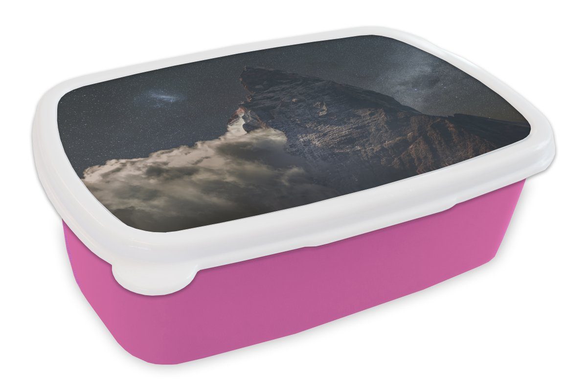 für MuchoWow Nähe Kunststoff Snackbox, der der, Matterhorn in Brotdose Kinder, Wolke Mädchen, von Kunststoff, (2-tlg), Erwachsene, Lunchbox Niedrige Nachthimmel rosa in unter Brotbox