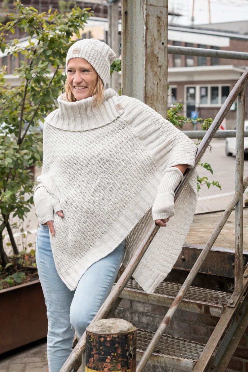 Knit Factory Strickmütze Cleo Handschuhe One Size Glatt Lila (1-St) Mütze Strickmütze Kopfbedeckung Hut Wollmütze