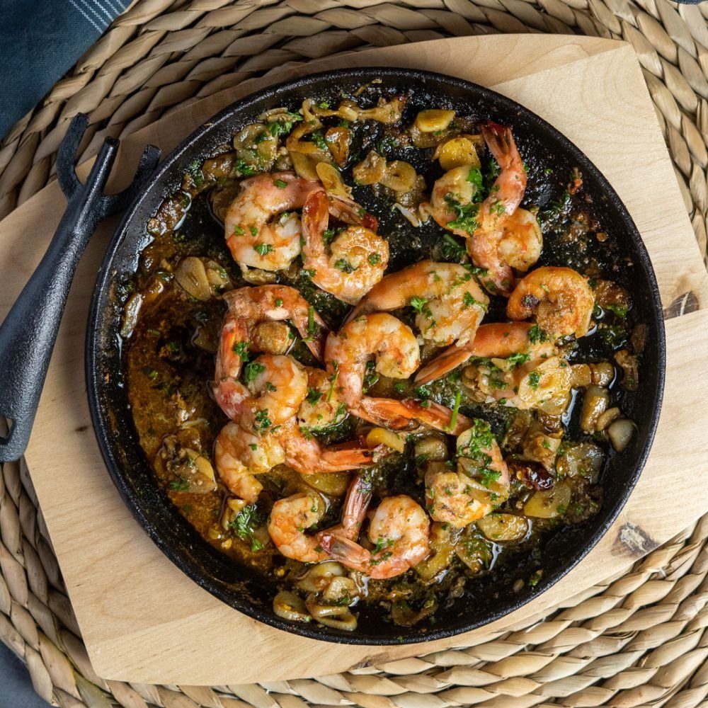 BBQ-Toro Servierpfanne Gusseisen Servierpfännchen, Ø 22 cm, rund, mit Holzbrett, Gusseisen