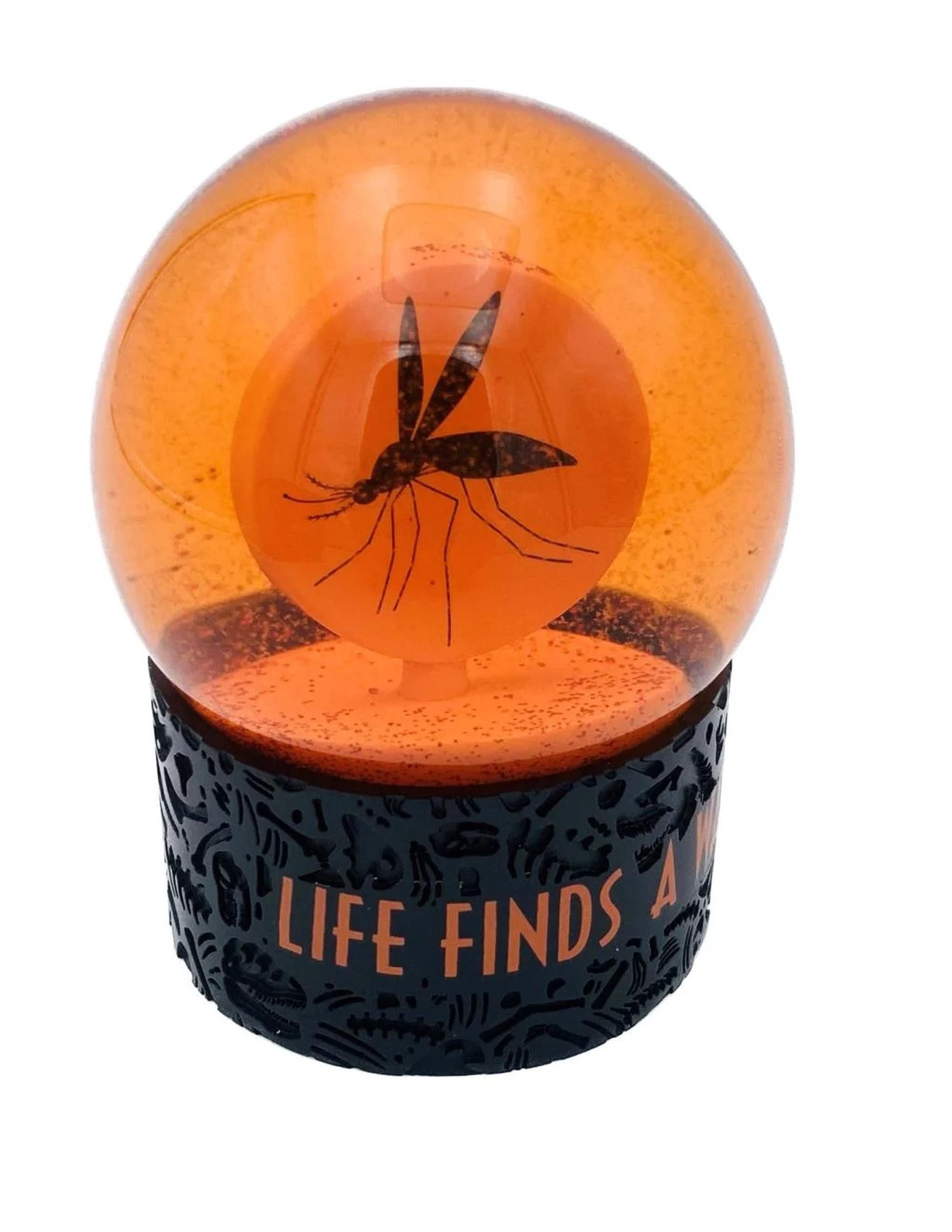 Half Moon Bay Spiel Jurassic Park Schneekugel Mosquito in Bernstein 8cm