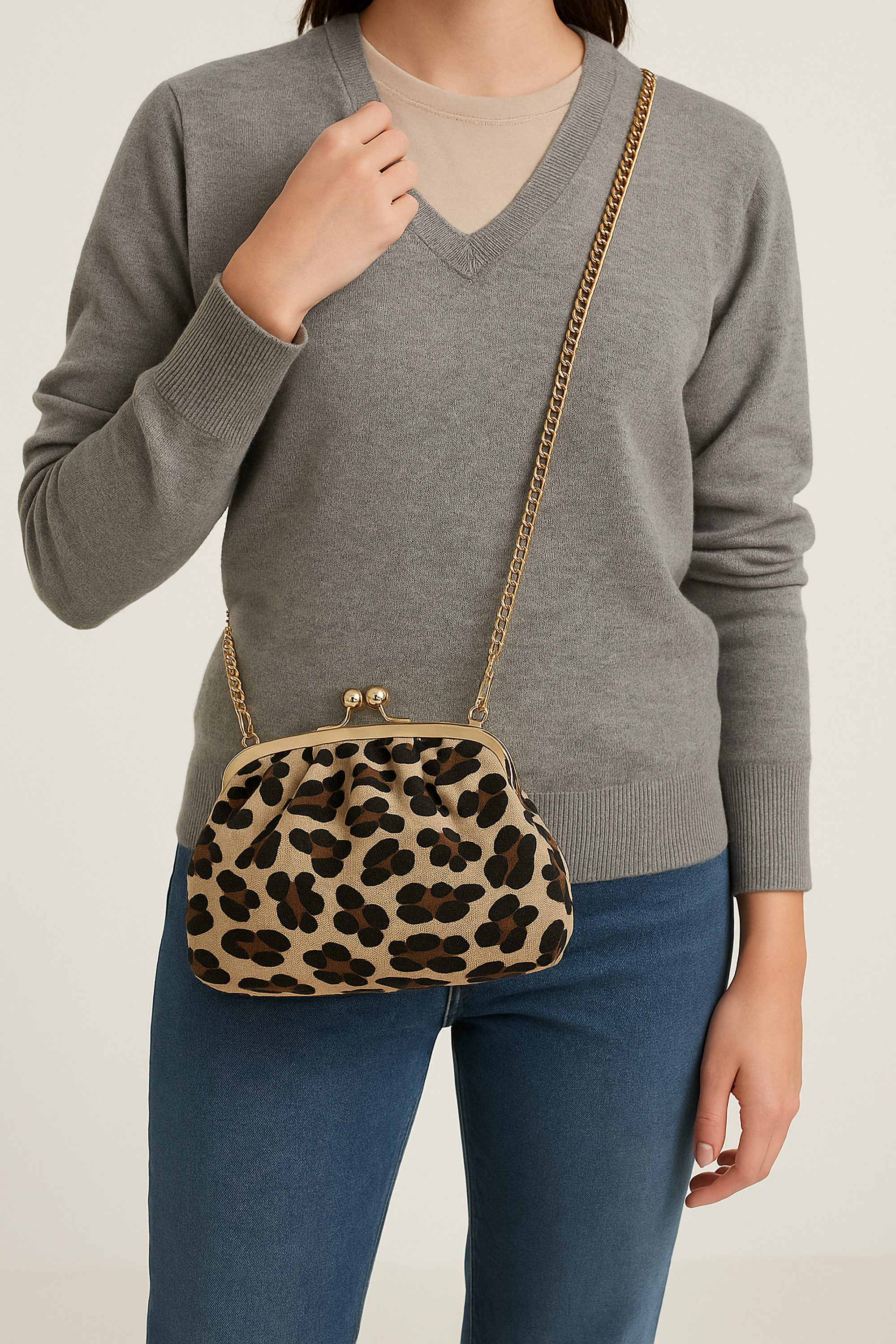 COLLEZIONE ALESSANDRO Umhängetasche Leo Purse, aus echtem Wildleder mit Leo günstig online kaufen