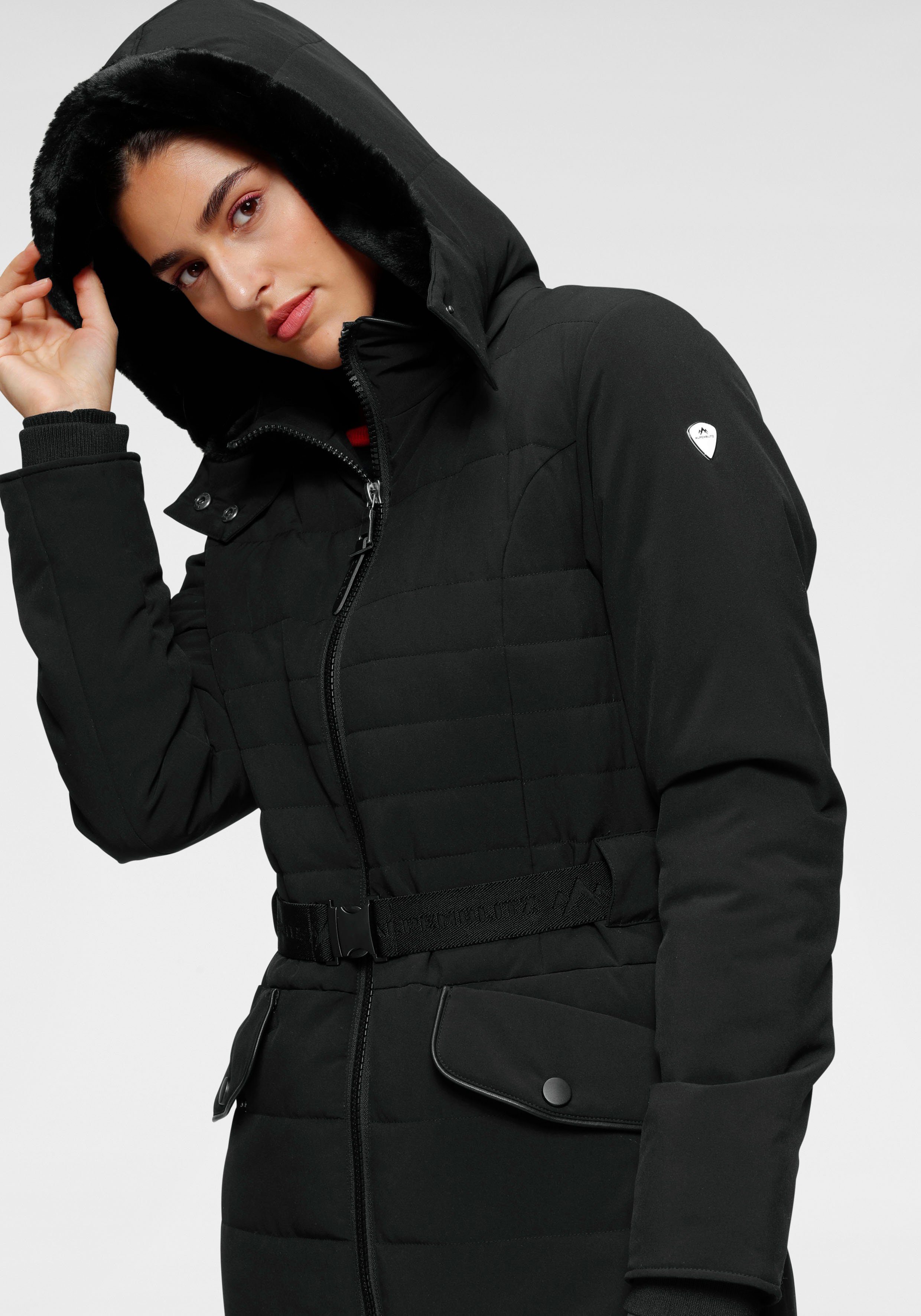 nachhaltigem Kuschel-Kapuze dem auf & Mantel long black Markenprägung aus (Jacke abnehmbarer Oslo Gürtel Steppmantel mit ALPENBLITZ Material)