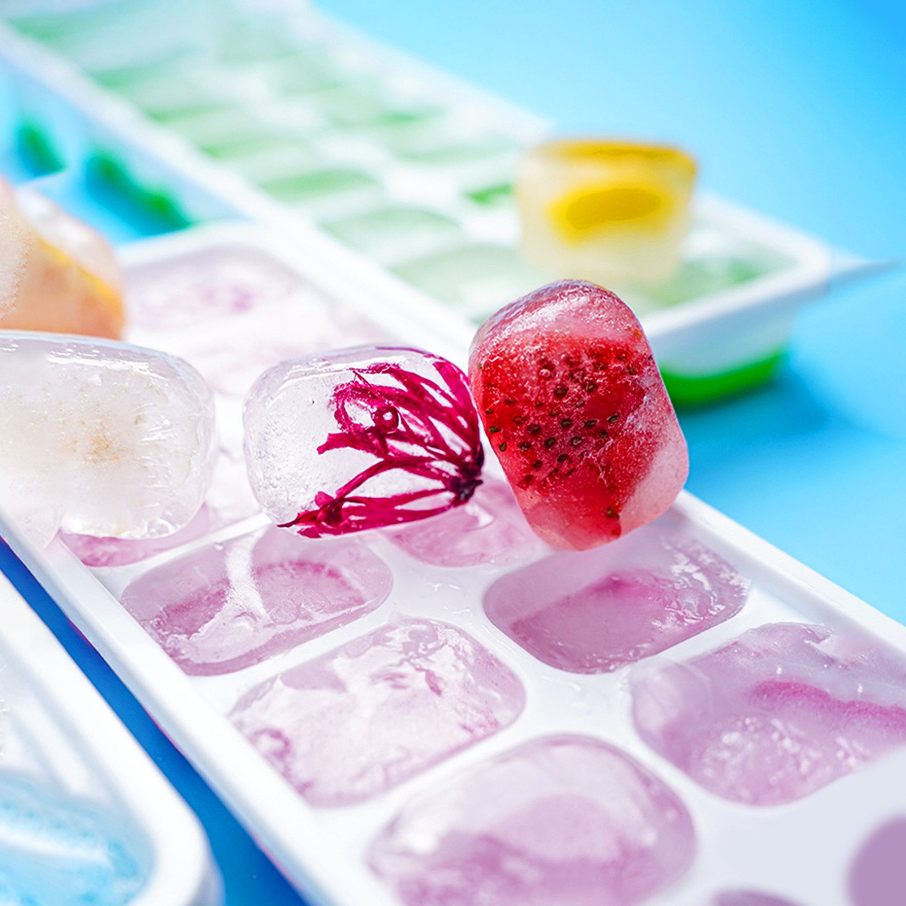 Mutig Eiswürfelform Farbblockierte 4-Box-Eiswürfelform aus Silikon mit Deckel, (EiswüRfelbehäLter BPA Frei, Stapelbar Quadratische Ice Cube Tray), Eisformen Silikon für Cocktail Whiskey Kaffee