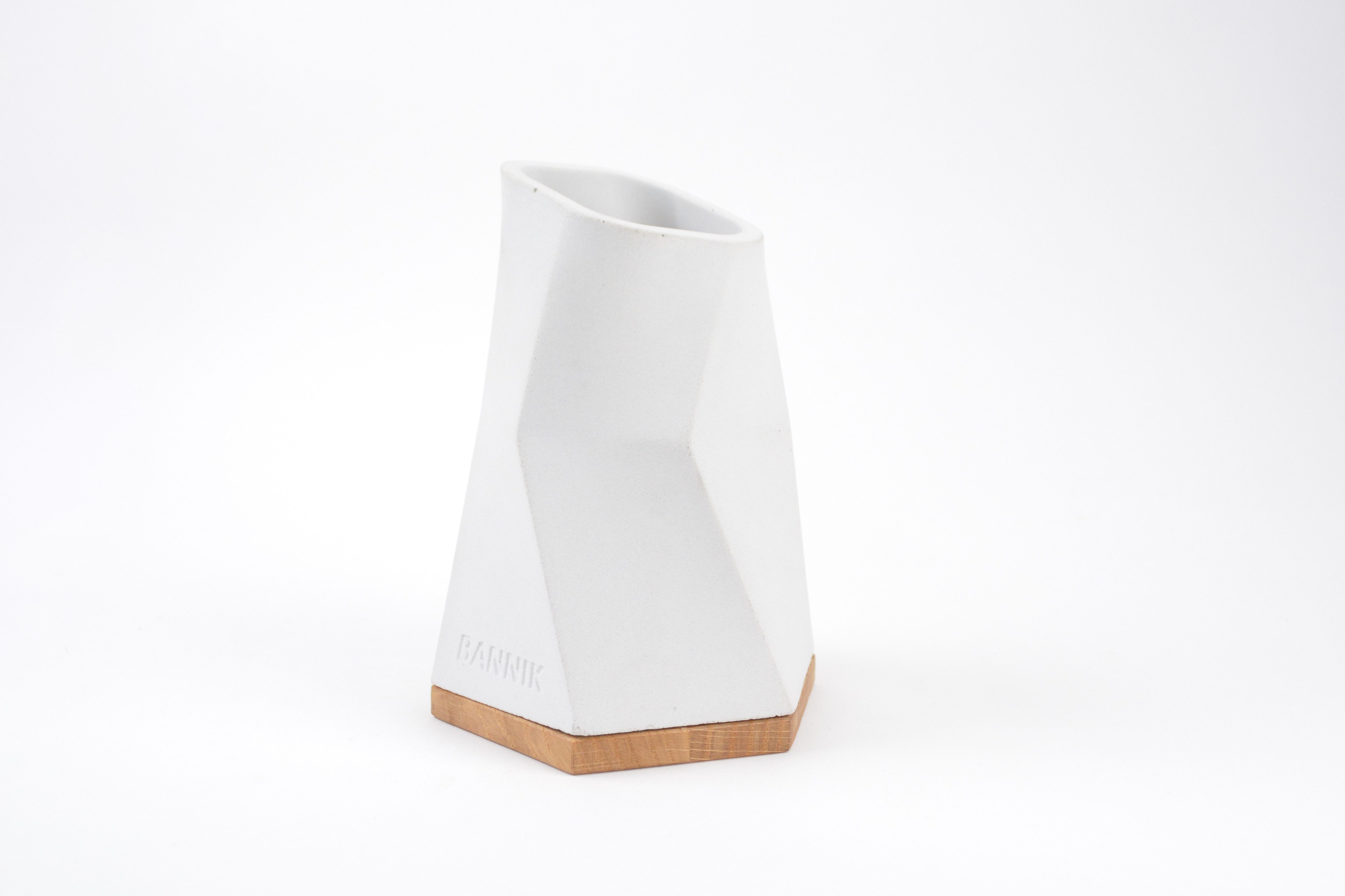 Bannik Dekovase Betonvase Polygon 15cm, Moderne Betonvase mit Holzsockel, 15 cm hoch, handgefertigt