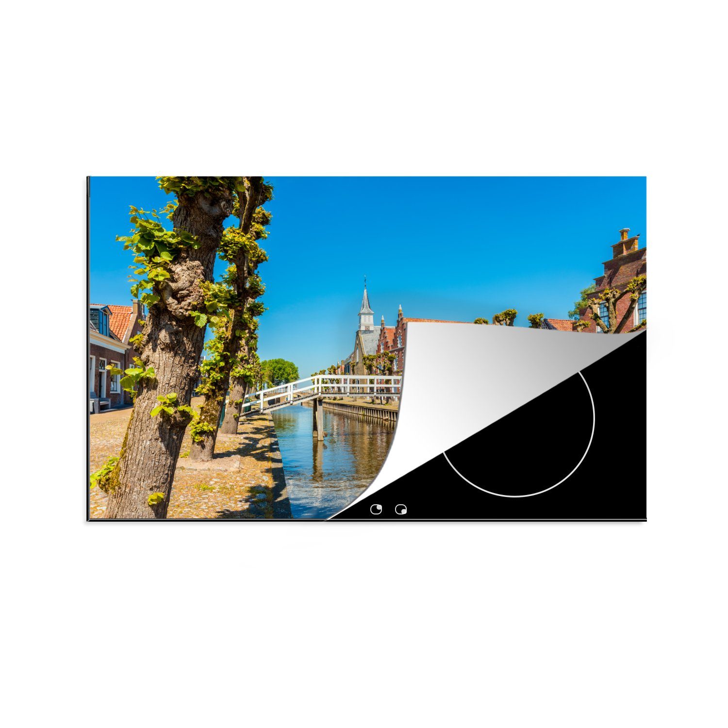 MuchoWow Herdblende-/Abdeckplatte Weiße Brücke über einen Kanal in Sloten in Friesland, Vinyl, (1 tlg), 81x52 cm, Induktionskochfeld Schutz für die küche, Ceranfeldabdeckung