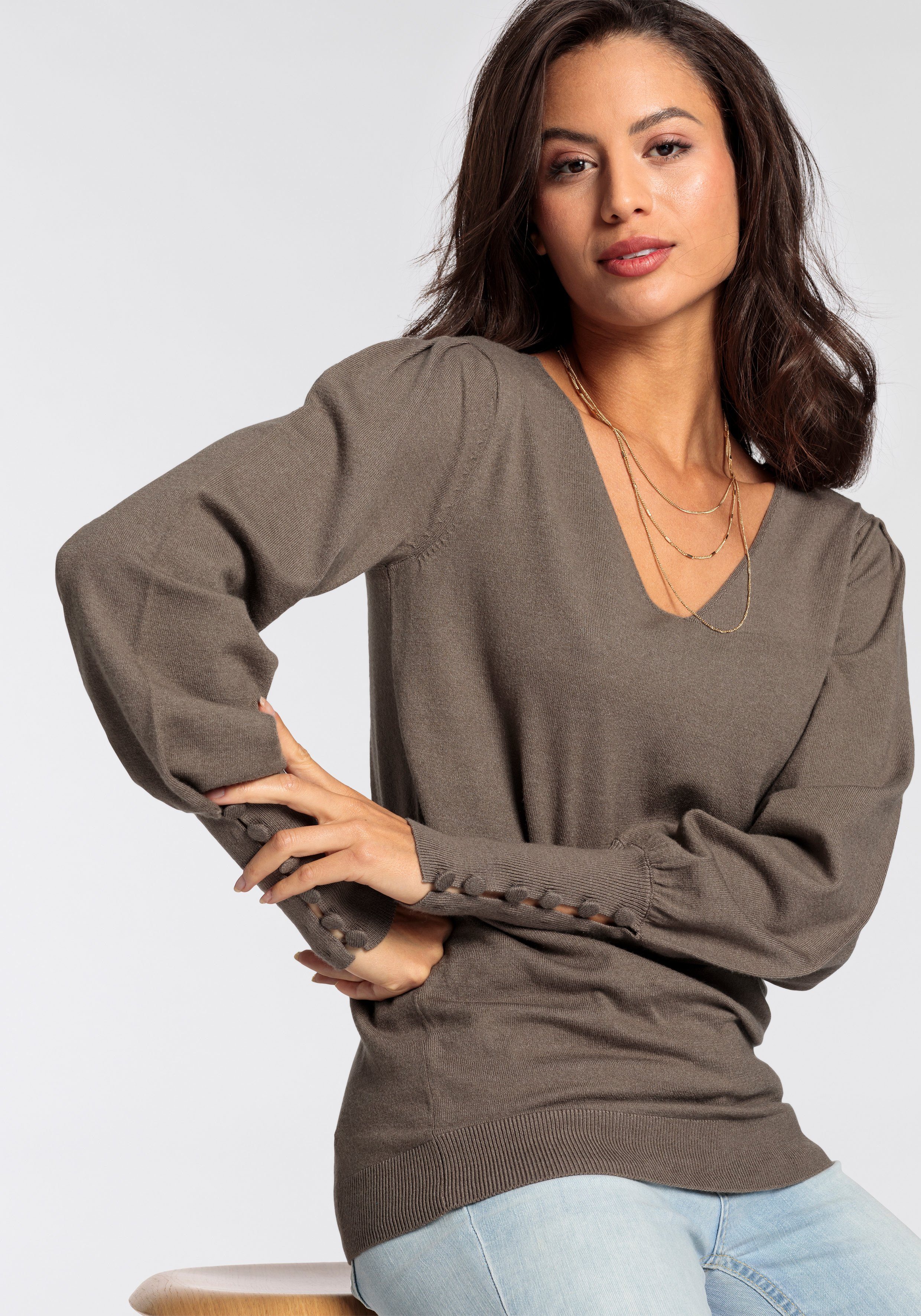 Laura Scott V-Ausschnitt-Pullover mit süßer Knopfleiste am Ärmel – Bild 3 von 5