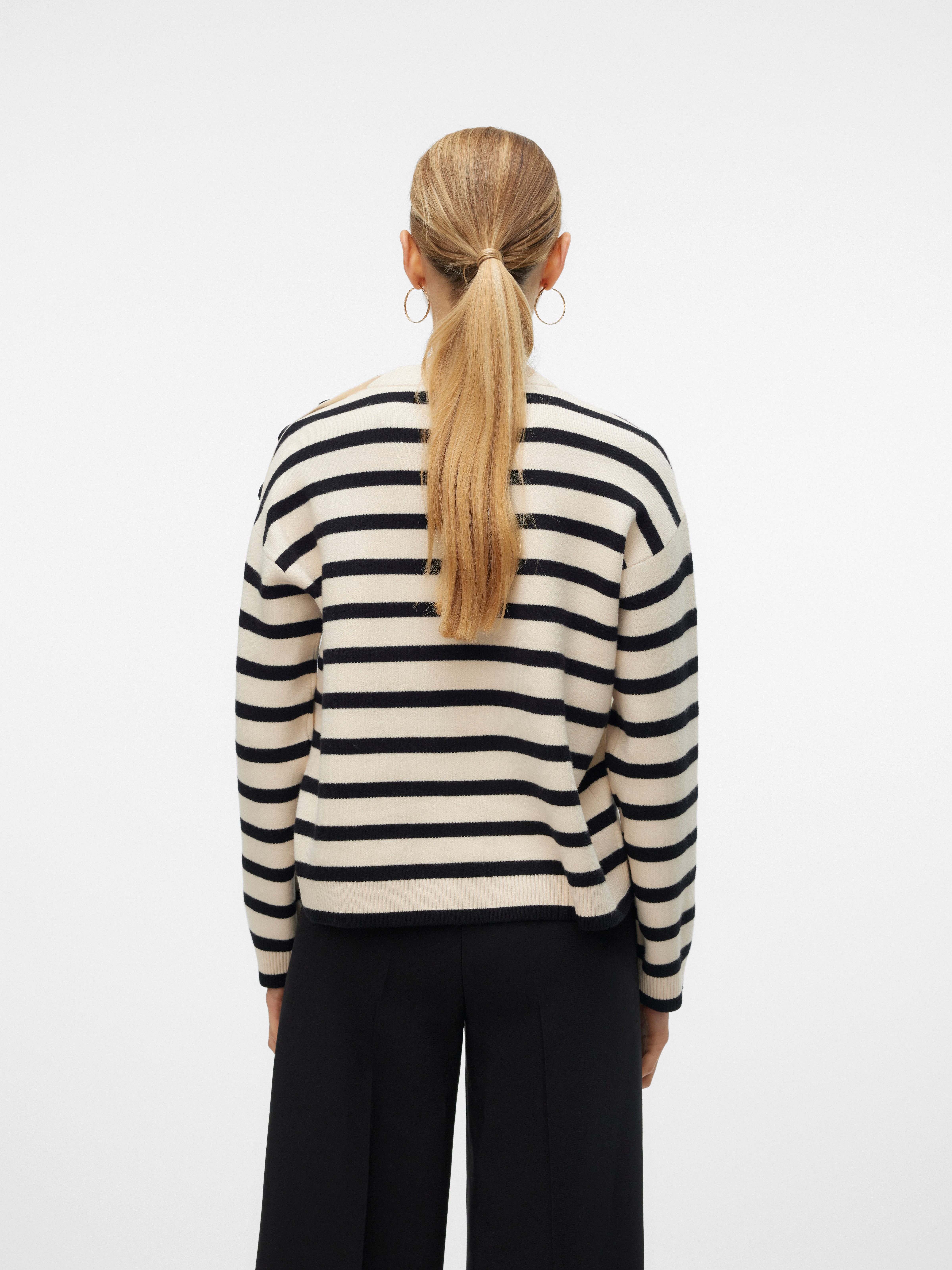 Vero Moda Rundhalspullover VMSABA LS O-NECK BUTTON PULLOVER GA NOOS mit Zierknöpfen auf der linken Schulter