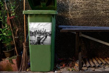 MuchoWow Wandsticker Luftaufnahme des Hudson in New York - schwarz-weiß (1 St), Mülleimer-aufkleber, Mülltonne, Sticker, Container, Abfalbehälter