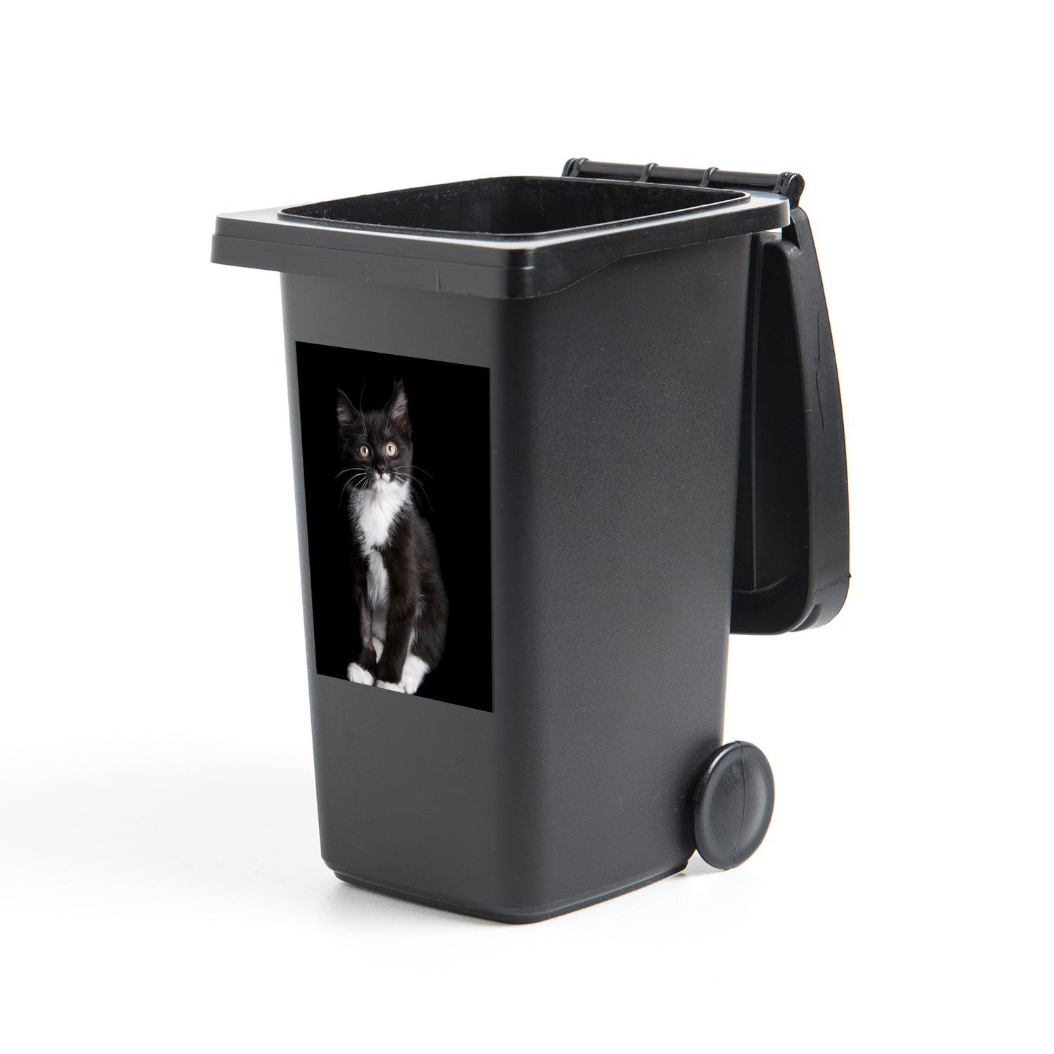 MuchoWow Wandsticker Schwarze und weiße Katze auf schwarzem Hintergrund (1 St), Mülleimer-aufkleber, Mülltonne, Sticker, Container, Abfalbehälter