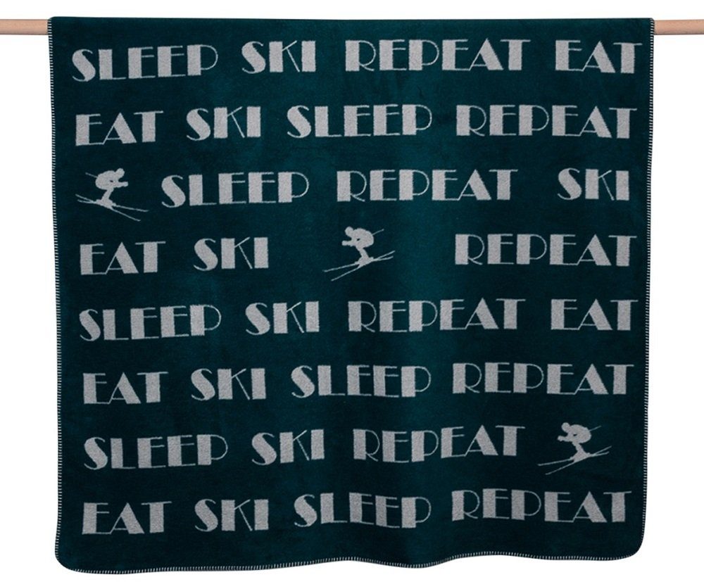Wohndecke Savona 'Eat Ski Sleep Repeat' 150 x 200 cm, DAVID FUSSENEGGER Tannengrün