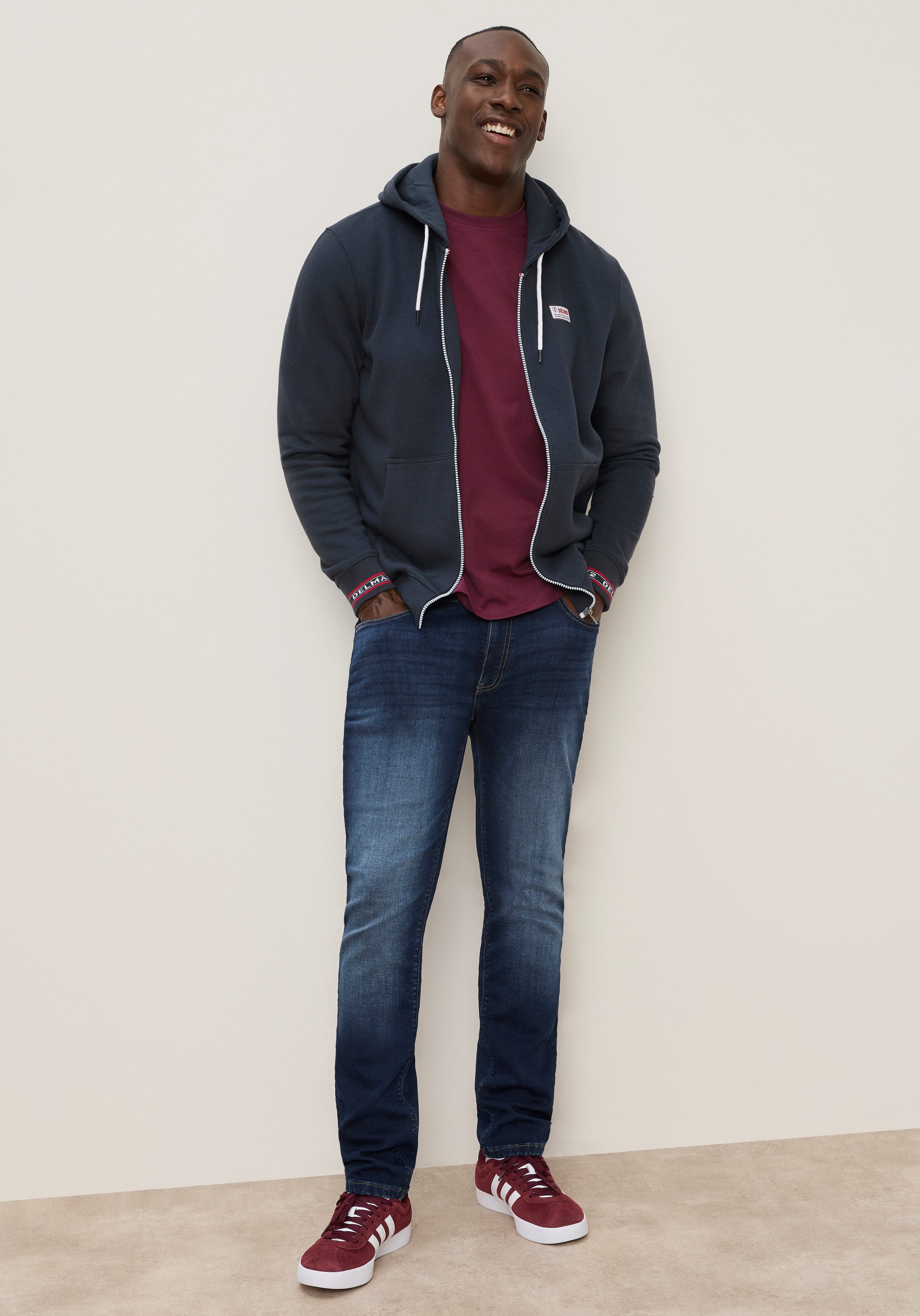 DELMAO Jogg Pants Straight Fit, gerade Beinform, niedrige Leibhöhe. € 49,99