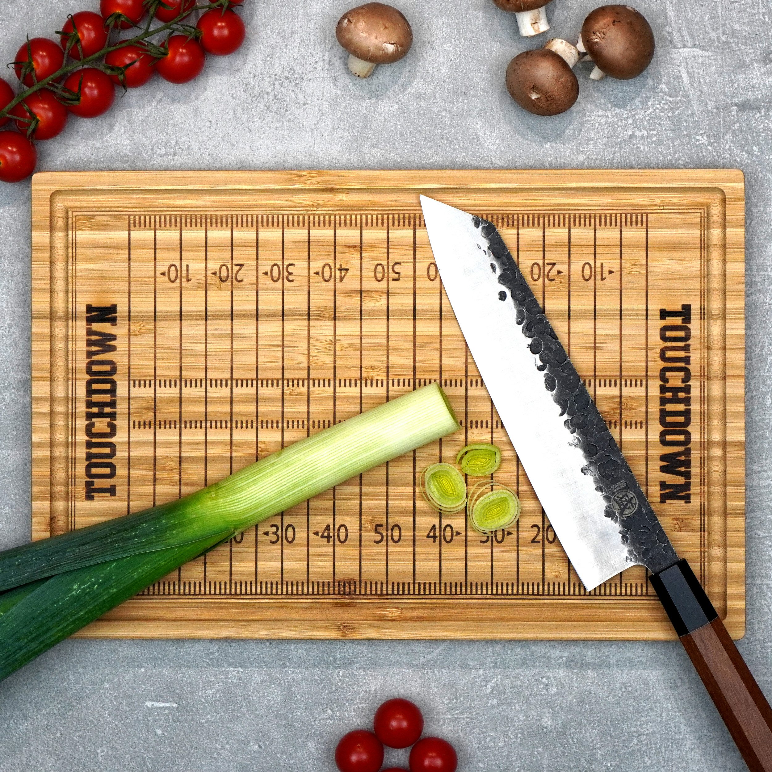 40YARDS Schneidebrett American Football Schneidebrett mit eingraviertem Football Spielfeld, Bambus Holz, (1-St), (38 x 25 x 2 cm) - mit Saftrille für Fleisch &  – Bild 3 von 5
