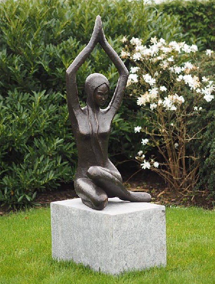 IDYL Gartenfigur IDYL Bronze-Skulptur Moderne Frau, Bronze – sehr robust – Langlebig – witterungsbeständig gegen Frost, Regen und UV-Strahlung. Die Modelle werden in Wachsausschmelzverfahren in Bronze gegossen und von Hand patiniert.