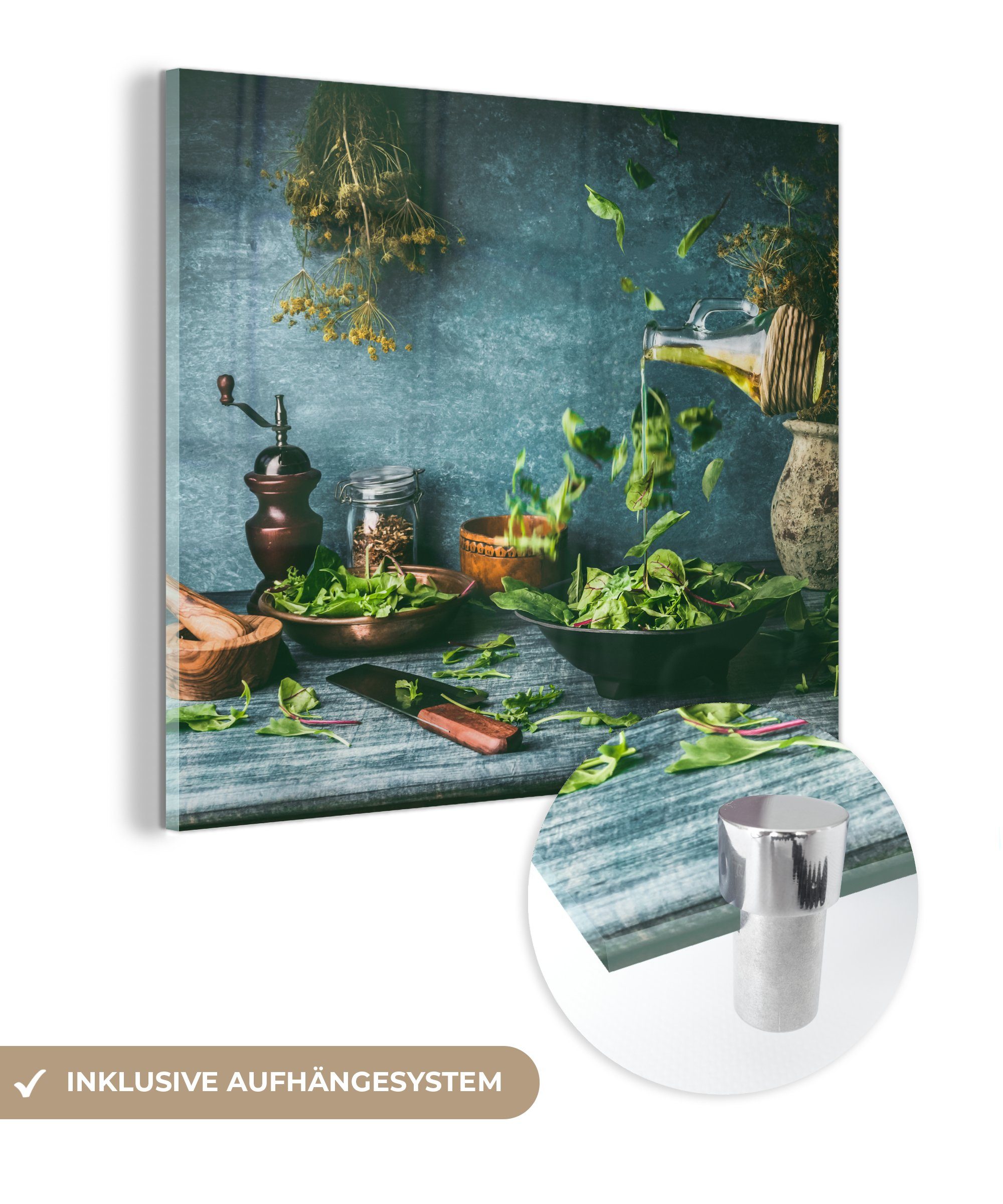 MuchoWow Acrylglasbild Grüner Salat mit Olivenöl auf dem Küchentisch, (1 St), Glasbilder - Bilder auf Glas Wandbild - Foto auf Glas - Wanddekoration