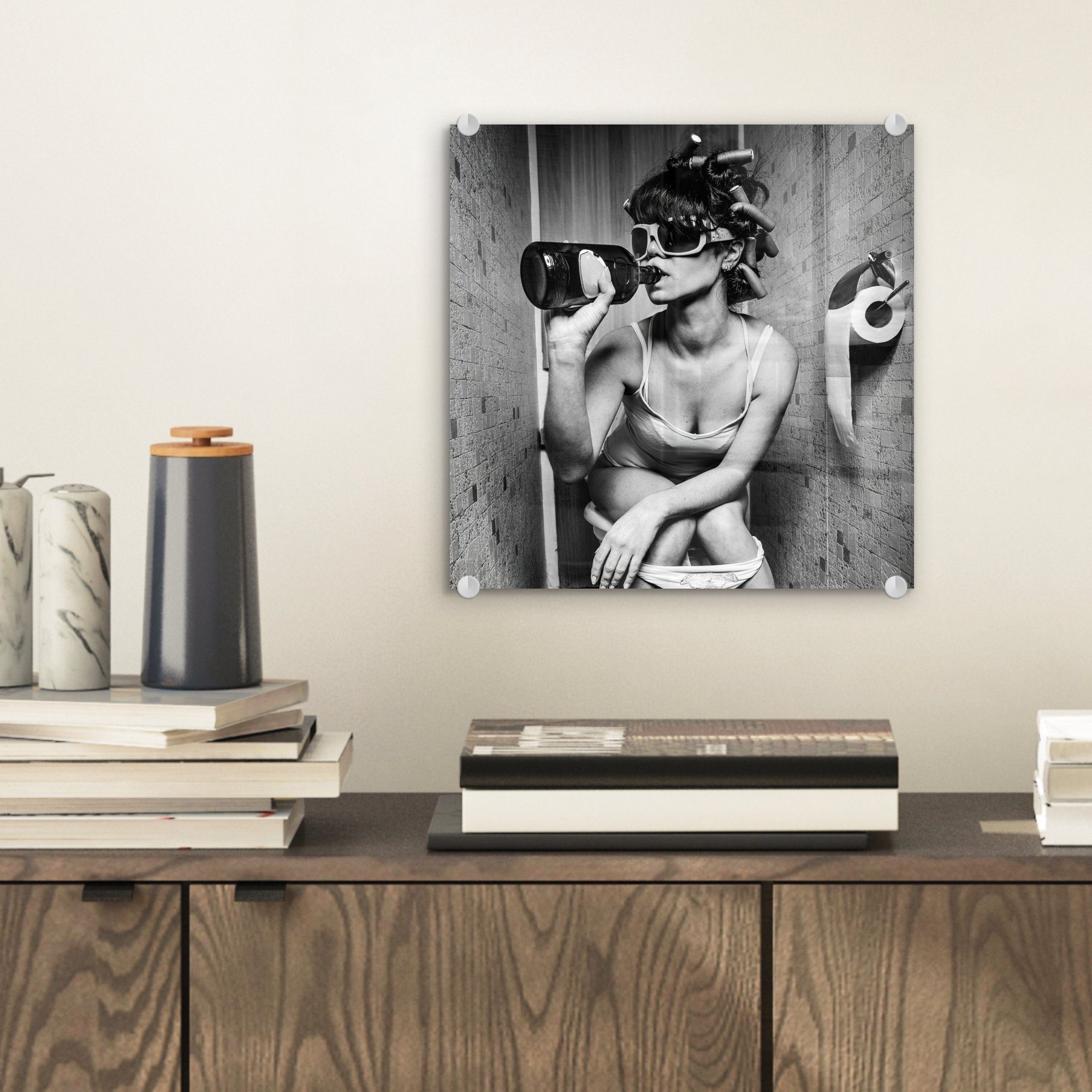 MuchoWow Acrylglasbild Frau - Toilette - Schwarz - Weiß, Inkl. Aufhängung, günstig online kaufen