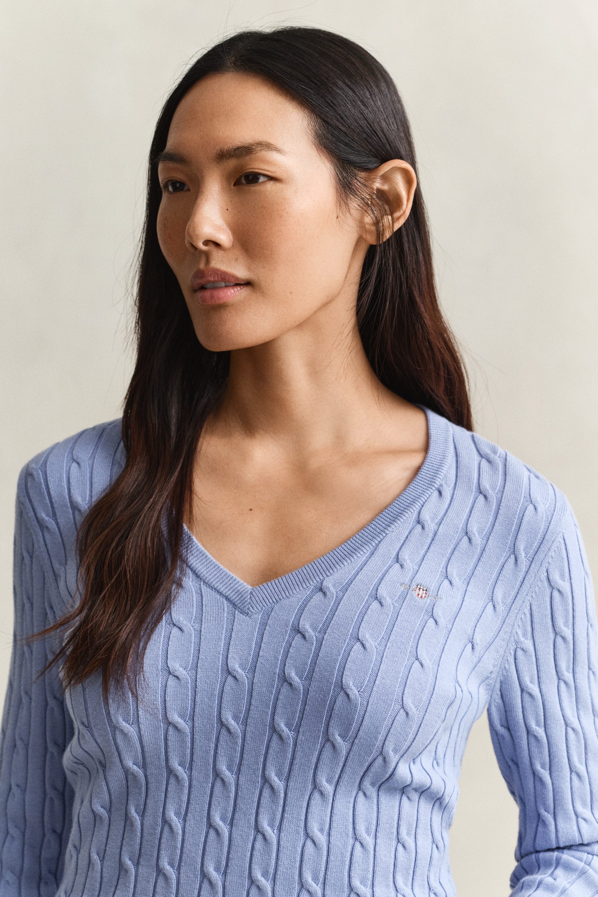 Gant Strickpullover STRETCH COTTON CABLE V-NECK mit Logostickerei auf der Brust