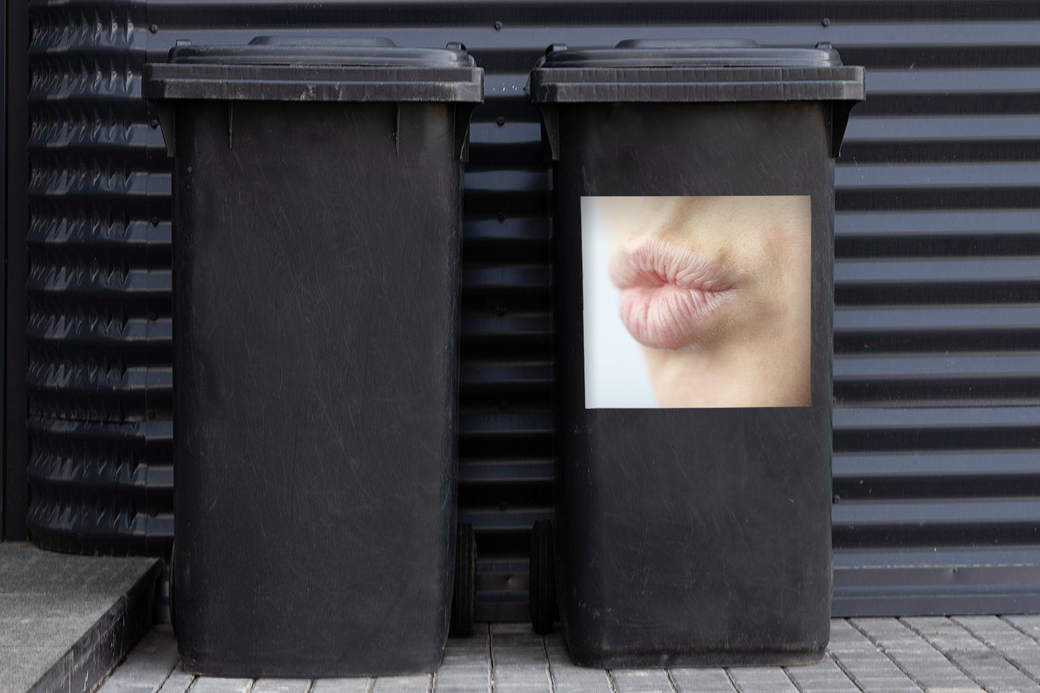 St), (1 Mülleimer-aufkleber, Lippen MuchoWow Bild Container, Wandsticker Ein Mülltonne, Sticker, geschürzten mit Abfalbehälter