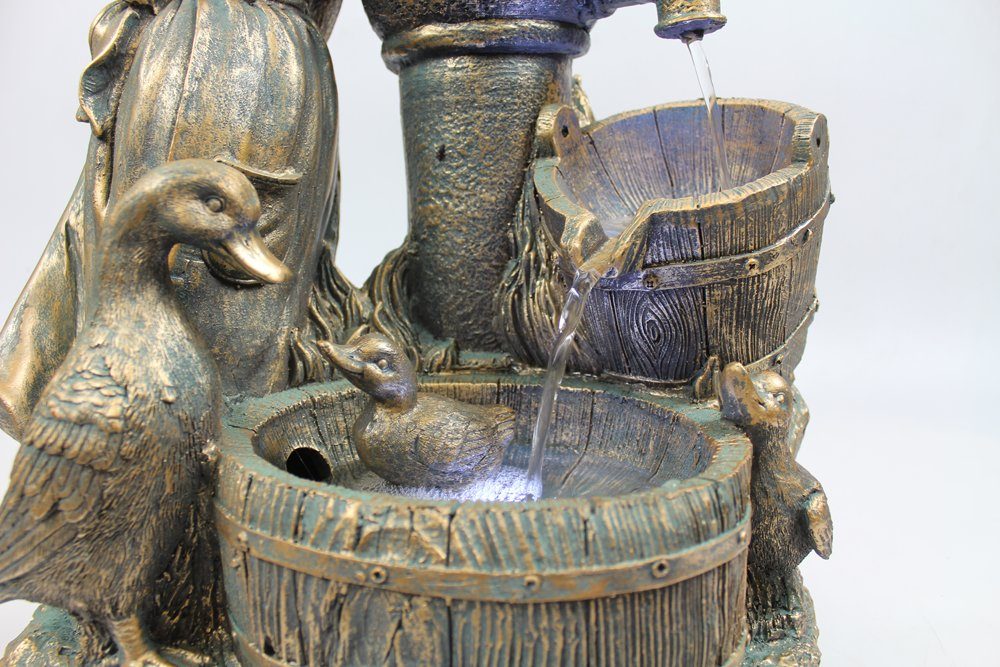 Arnusa Gartenbrunnen Springbrunnen Heidi mit Gänse BK855 Gartendeko Wasserspiel Gartenfigur, mit LED Beleuchtung