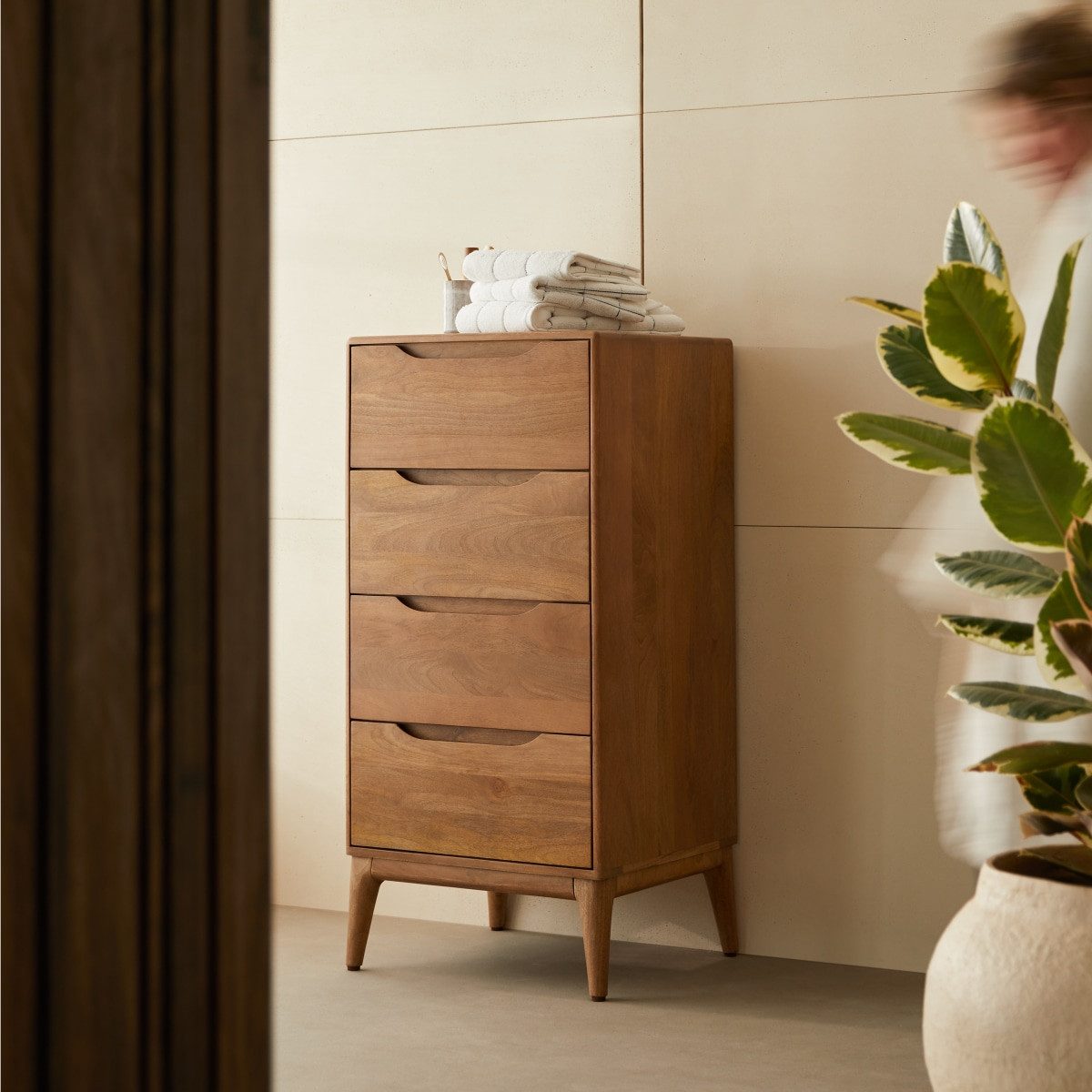 Tikamoon Hochschrank Gabrielle - Hochschrank aus massivem Mangoholz